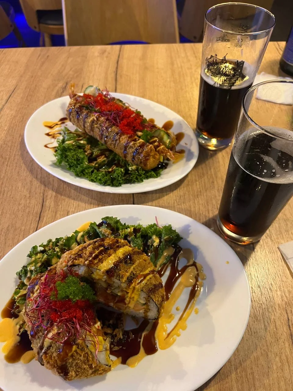 Pestré sety 8–54 kusů sushi s lososem, tuňákem i avokádem či krabem