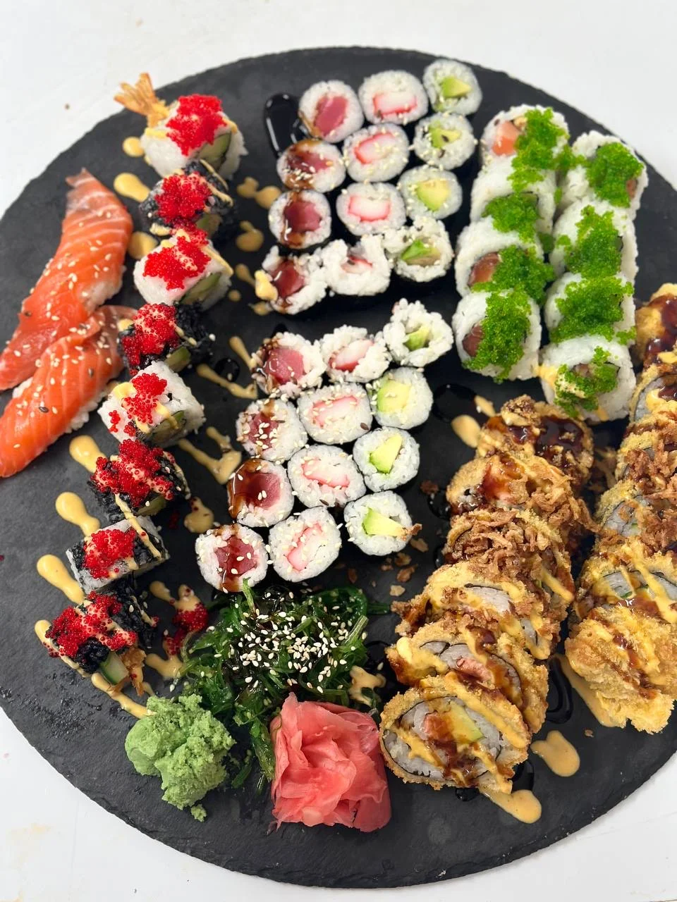 Pestré sety 8–54 kusů sushi s lososem, tuňákem i avokádem či krabem