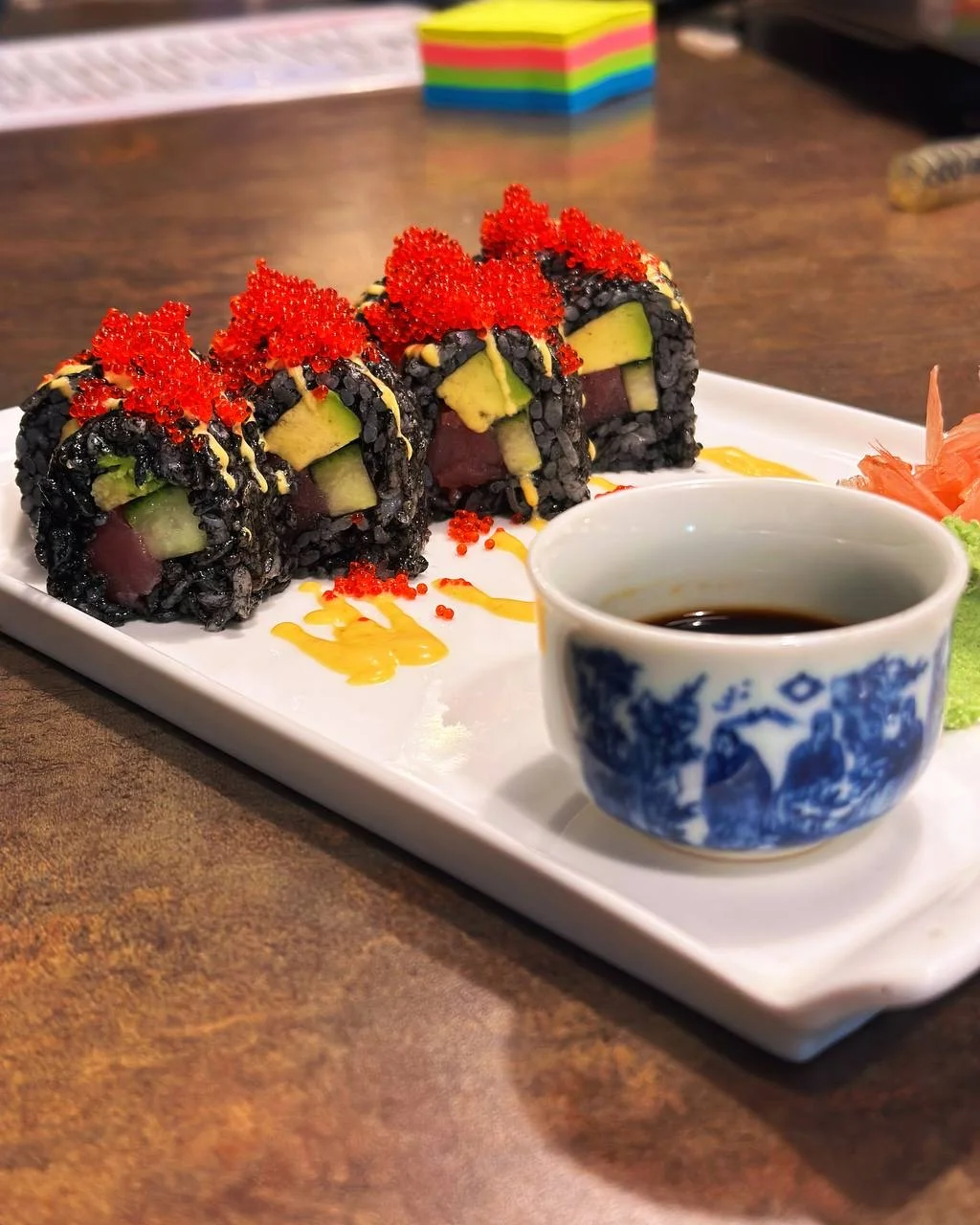 Pestré sety 8–54 kusů sushi s lososem, tuňákem i avokádem či krabem