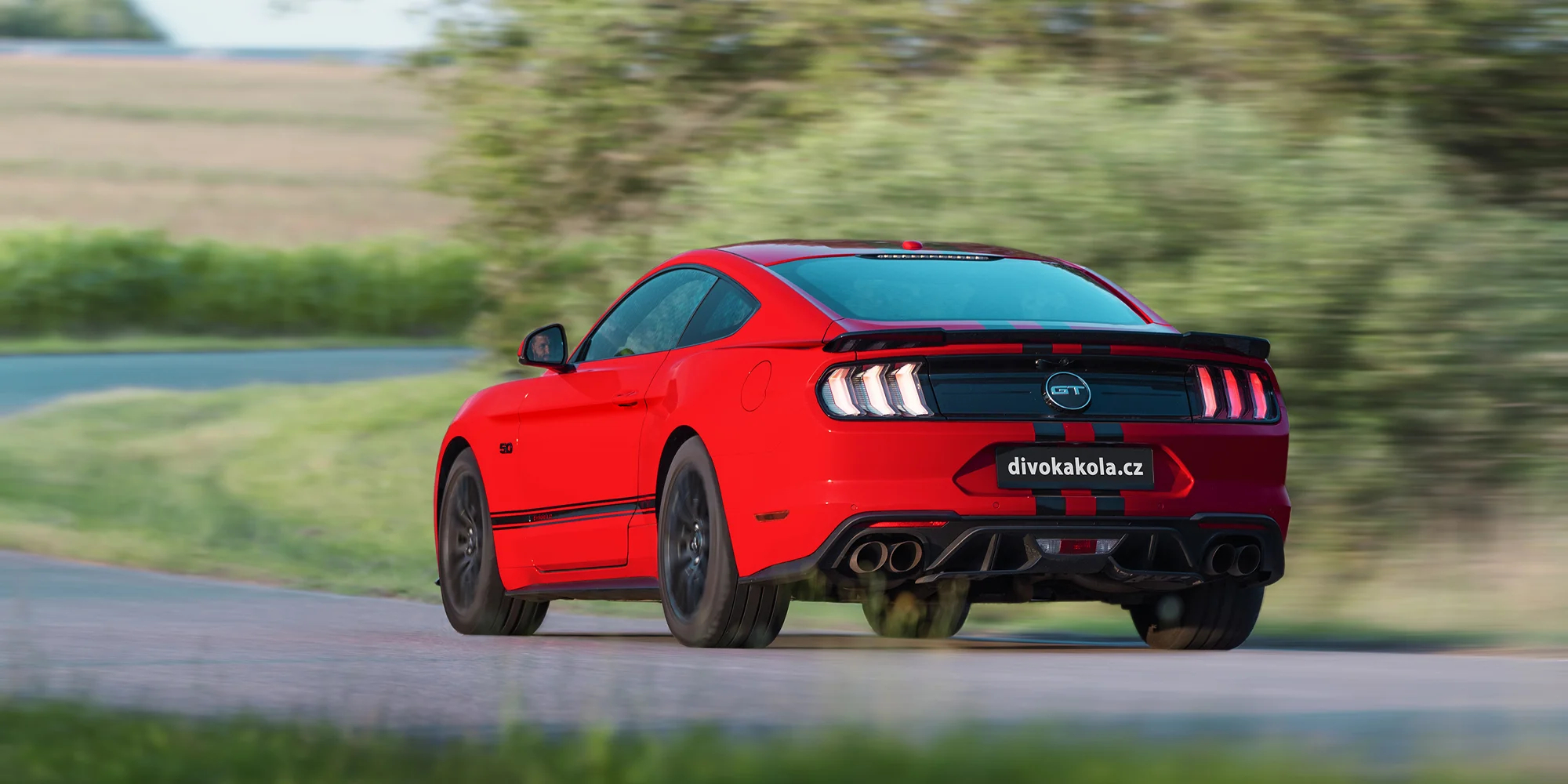 Nezapomenutelný zážitek: jízda nebo pronájem legendárního Fordu Mustang 5.0 V8 Coyote