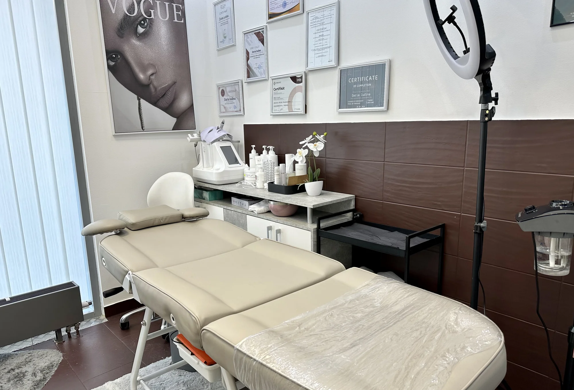Dokonale upravené řasy a obočí bez práce: barvení, úprava tvaru či laminace