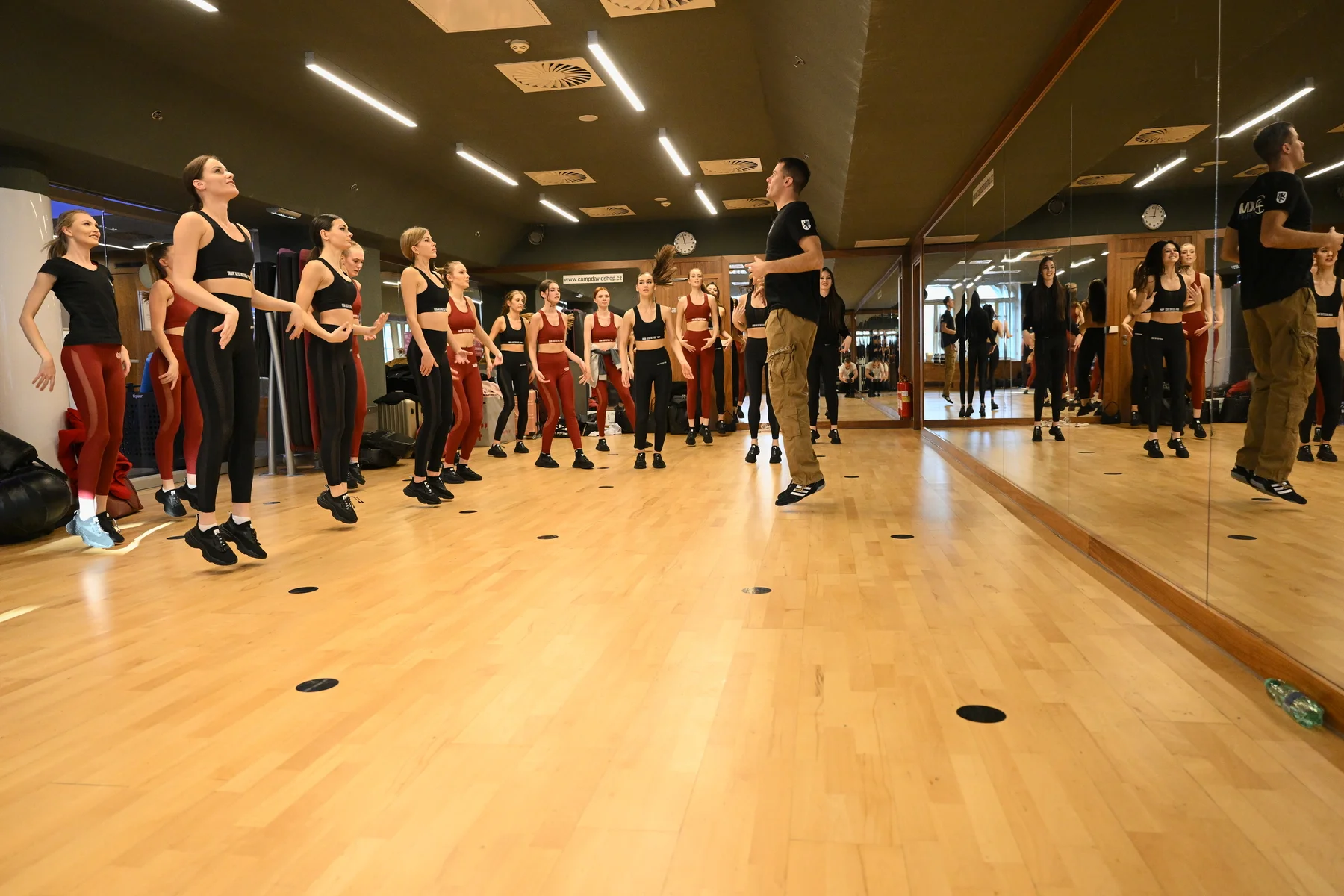 Sebeobrana krav maga: kurz proti noži nebo na použití pepřového spreje