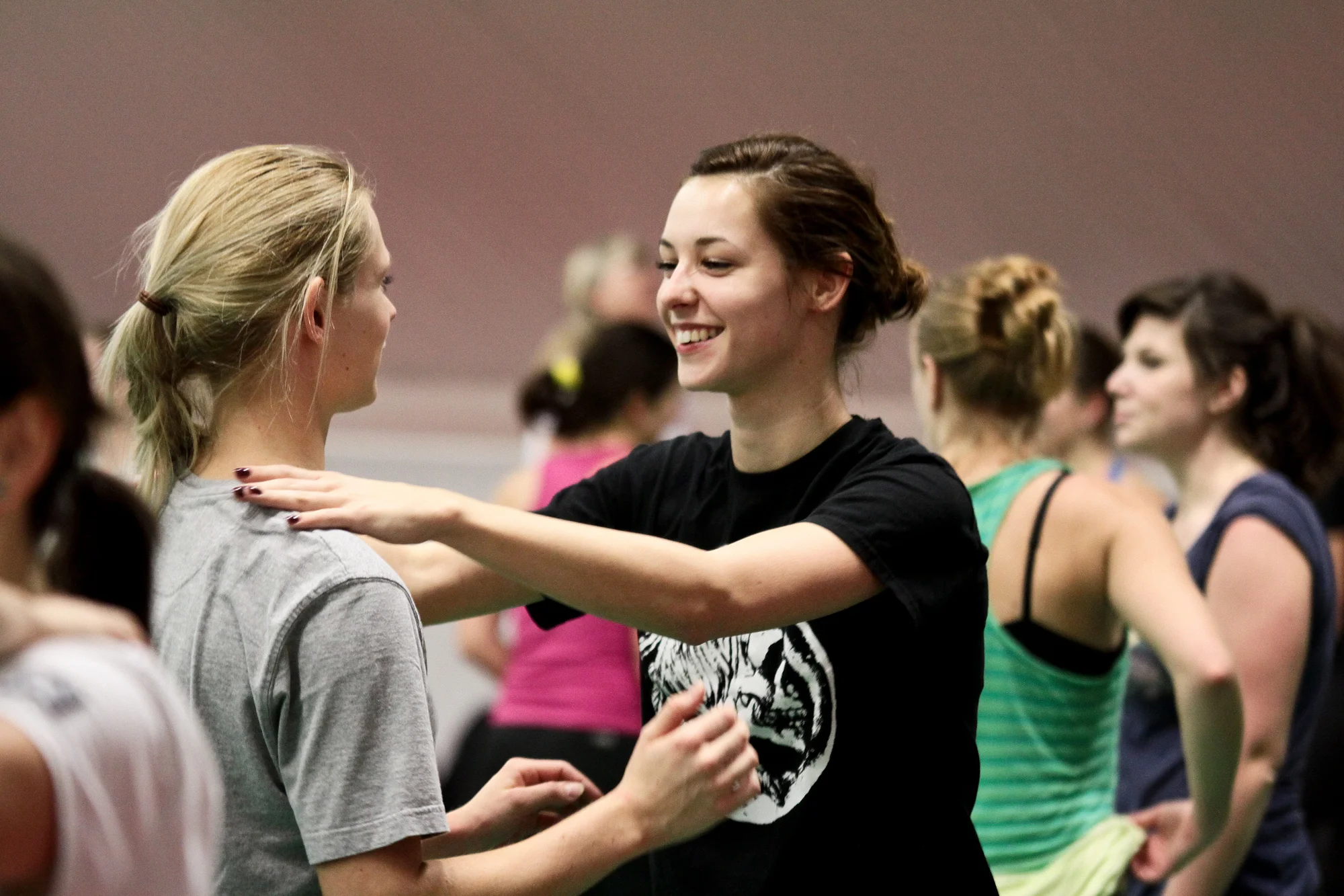 Sebeobrana krav maga: kurz proti noži nebo na použití pepřového spreje