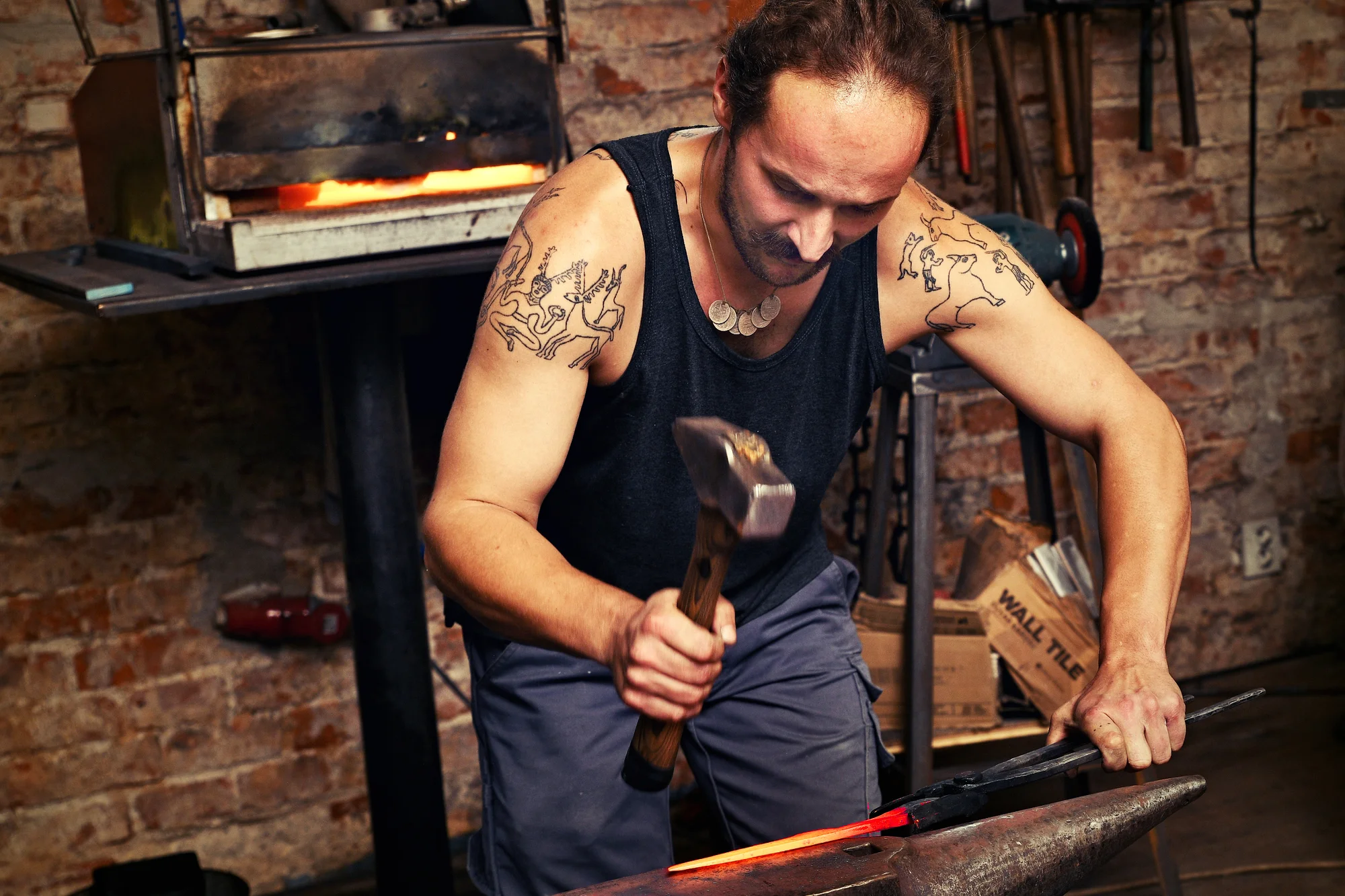 Kovářský workshop: vyrobte si svícen a svíčky či nůž nebo dýku