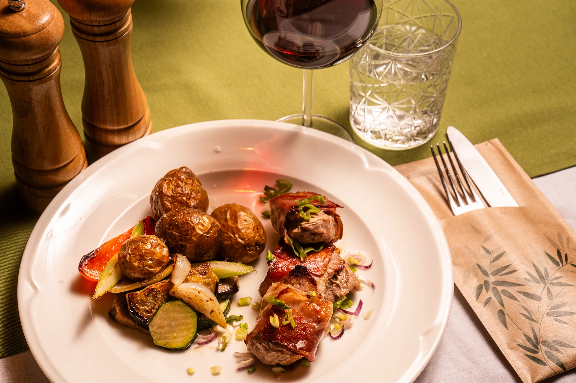 Luxusní 4chod. italské menu pro dva: hovězí carpaccio, medailonky i sklenka vína