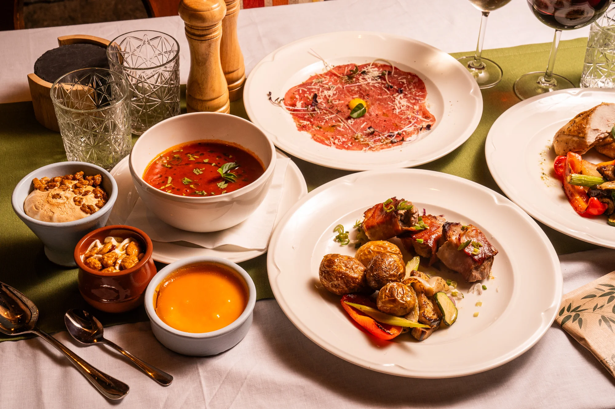 Luxusní 4chod. italské menu pro dva: hovězí carpaccio, medailonky i sklenka vína