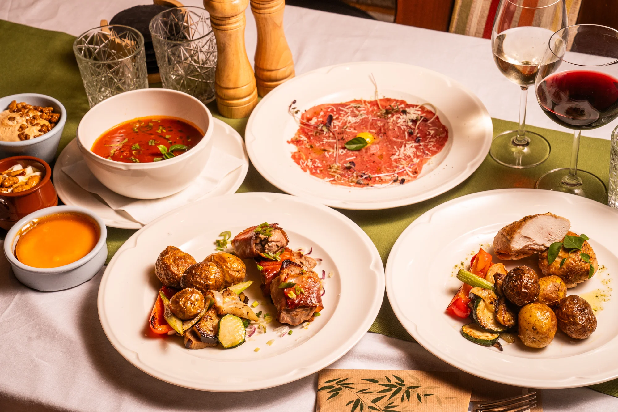 Luxusní 4chod. italské menu pro dva: hovězí carpaccio, medailonky i sklenka vína