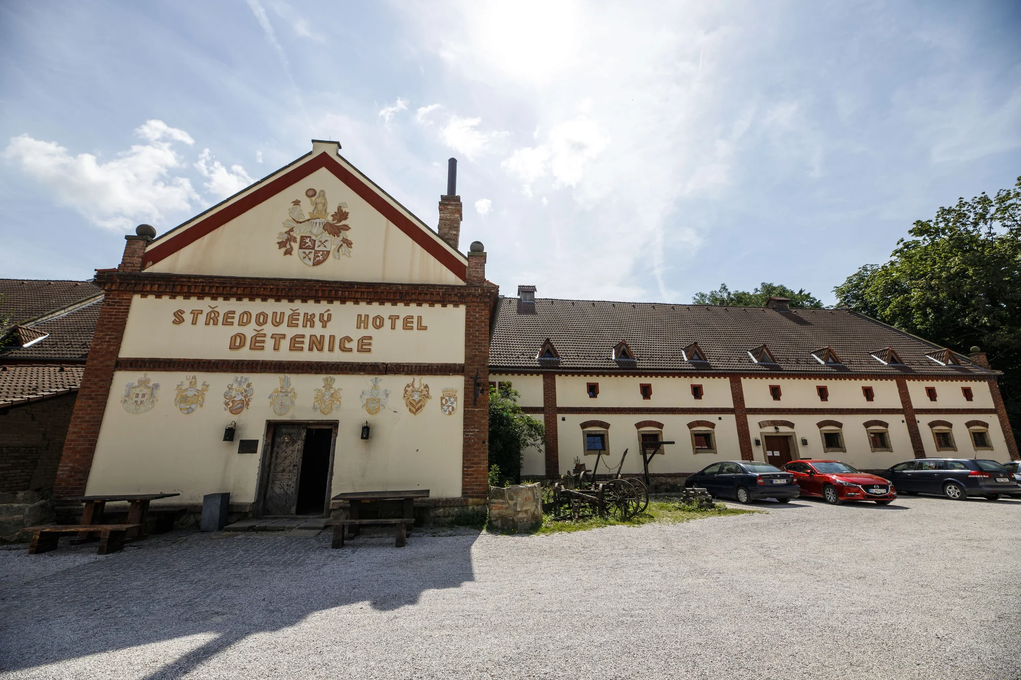 Noc plná zážitků: Středověký hotel v Dětenicích, dobový program i hostina