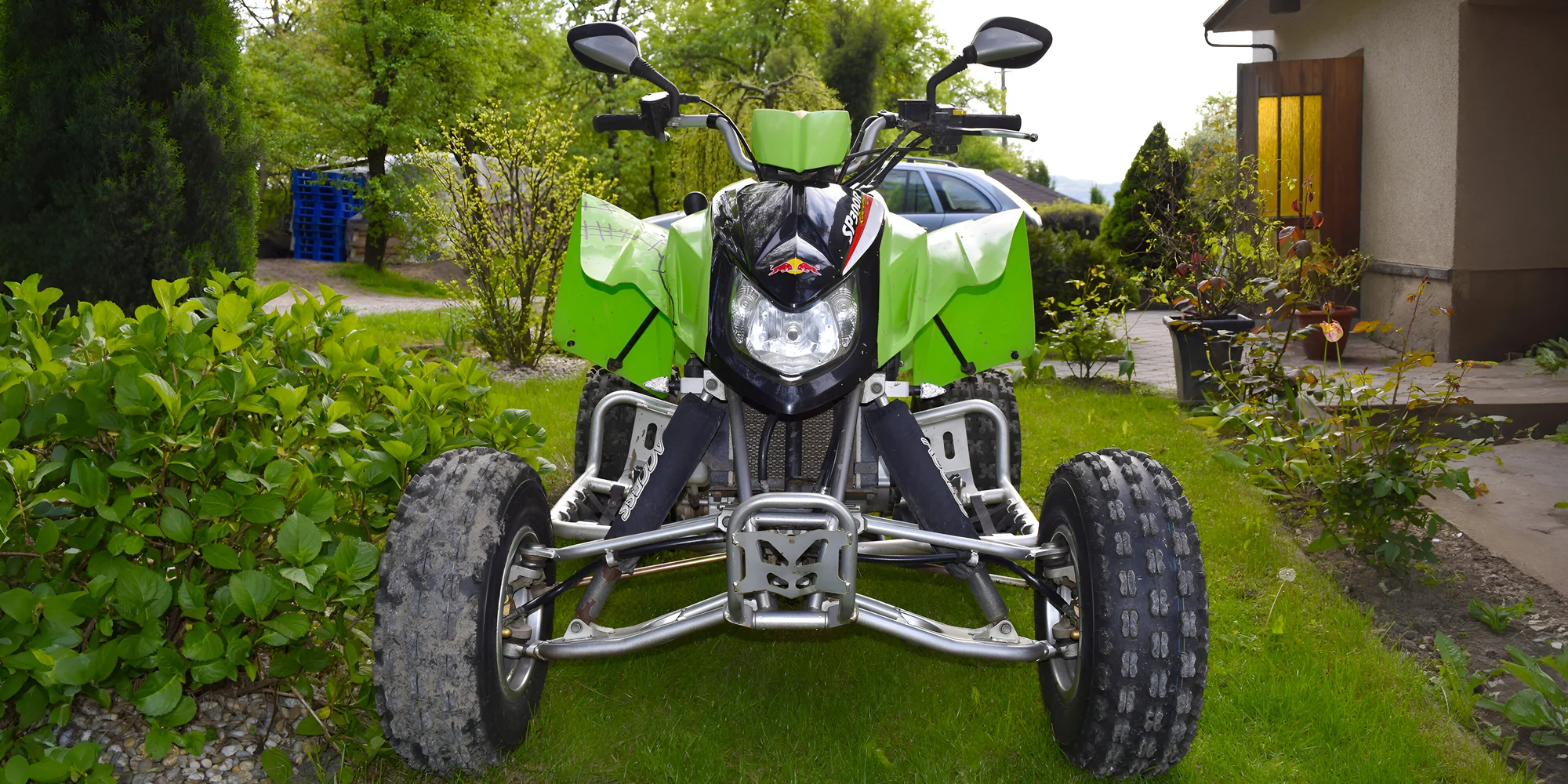 30 min. jízdy na čtyřkolce o obsahu 300 ccm na uzavřeném terénním okruhu