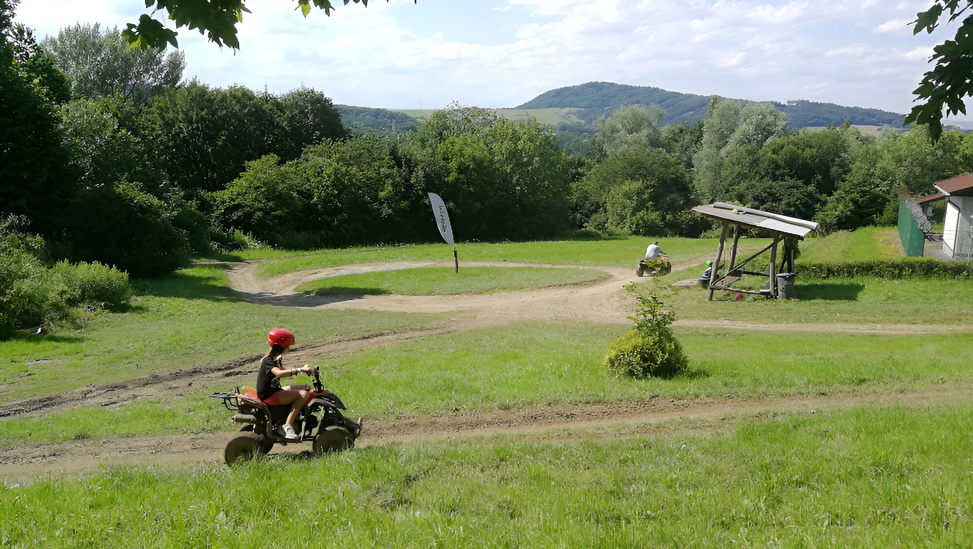 30 min. jízdy na čtyřkolce o obsahu 300 ccm na uzavřeném terénním okruhu