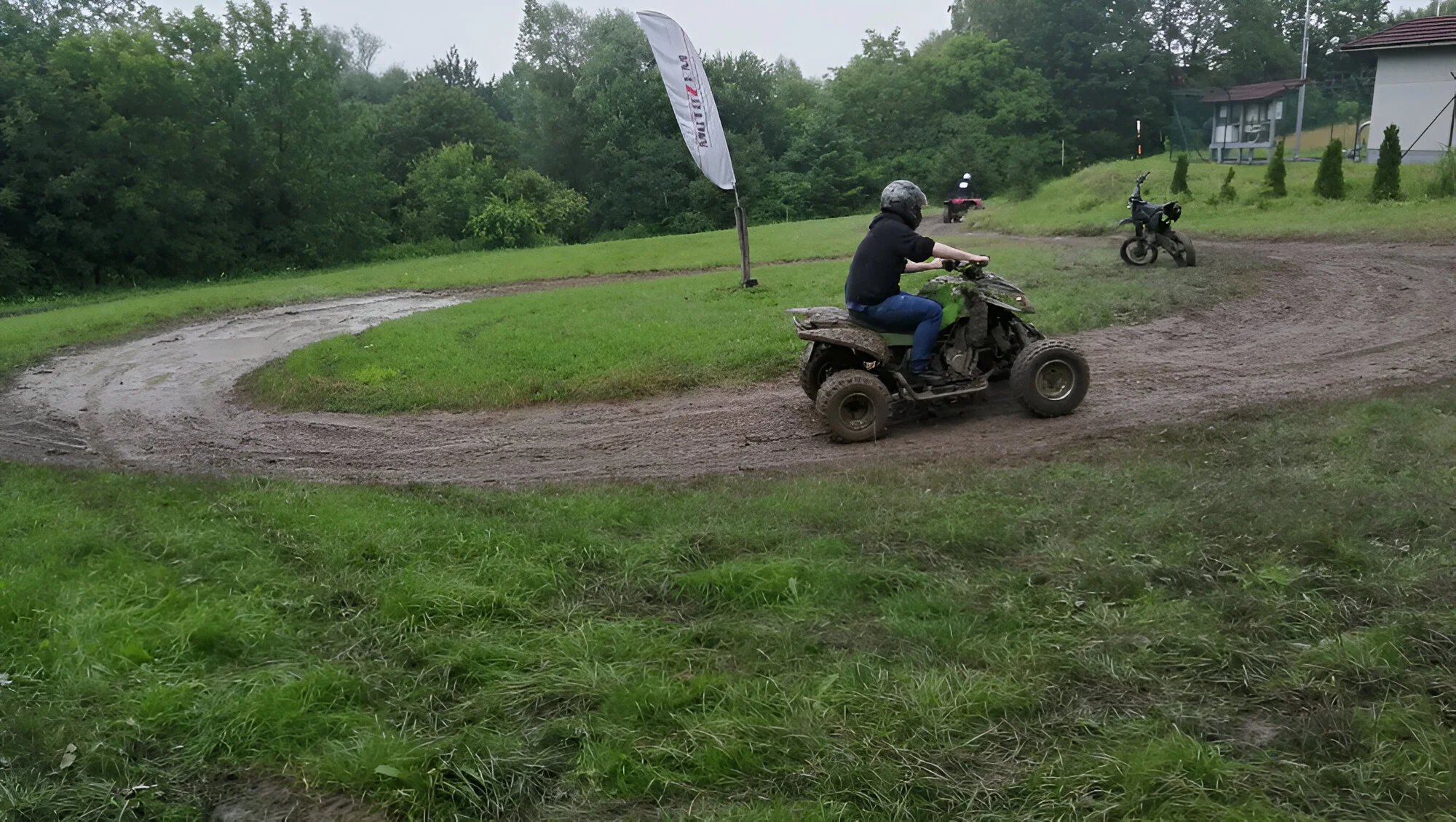30 min. jízdy na čtyřkolce o obsahu 300 ccm na uzavřeném terénním okruhu