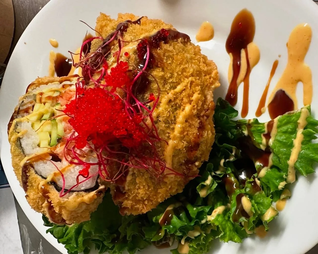 Pestré sety 8–54 kusů sushi s lososem, tuňákem i avokádem či krabem