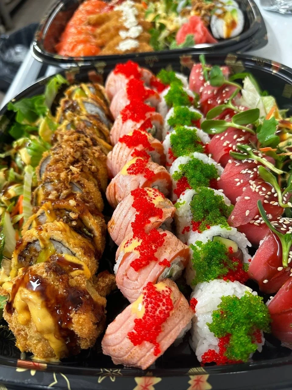 Pestré sety 8–54 kusů sushi s lososem, tuňákem i avokádem či krabem