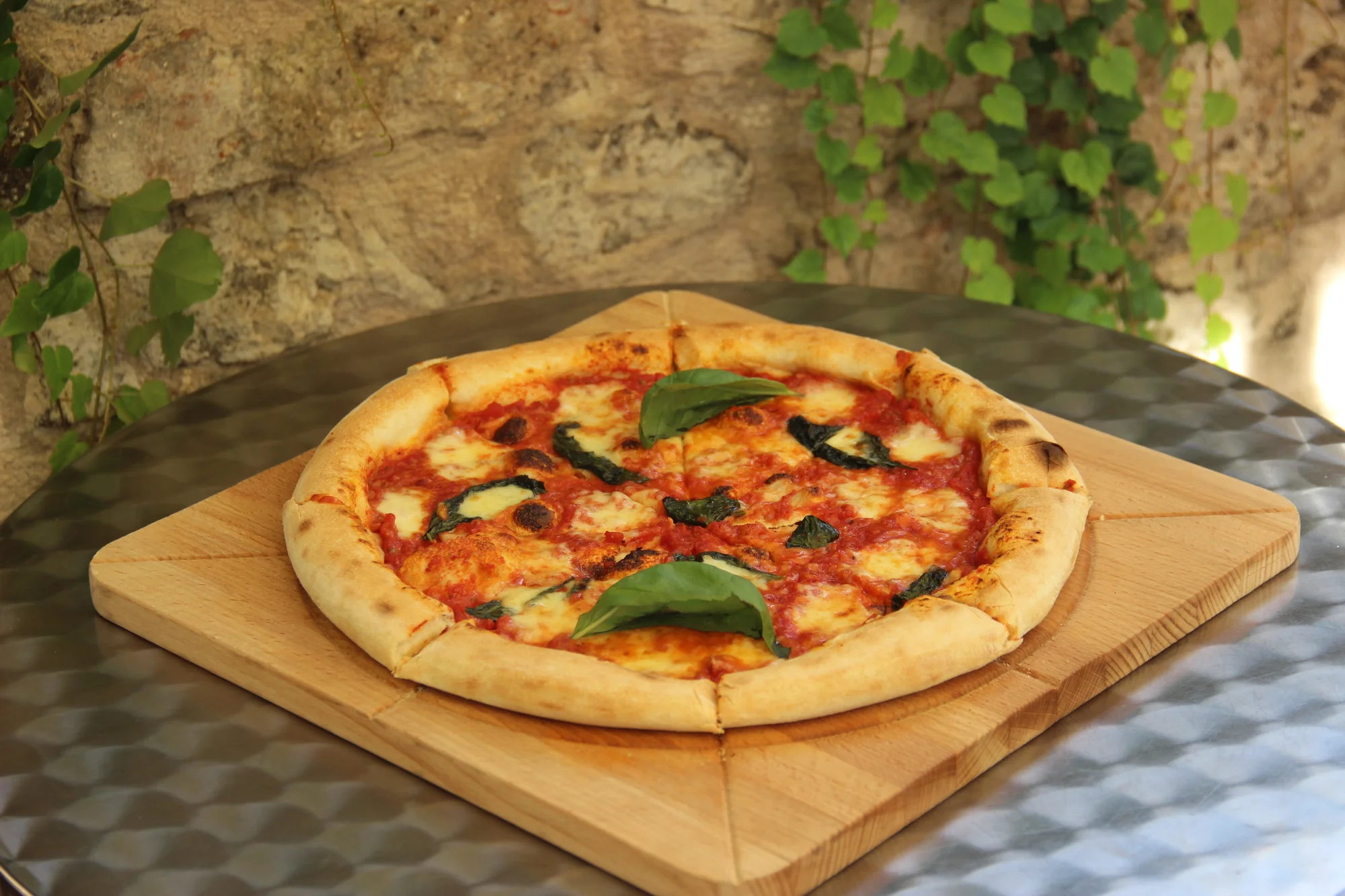 Italská pizza (⌀ 32 cm) dle výběru: sýrová, špenátová, s pancettou i krevetami