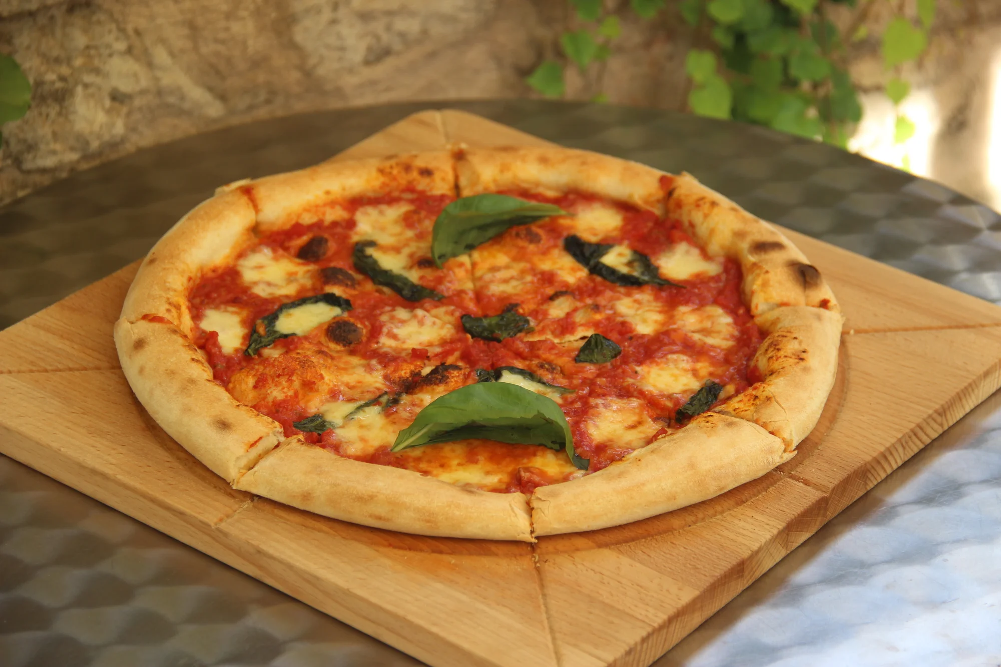 Italská pizza (⌀ 32 cm) dle výběru: sýrová, špenátová, s pancettou i krevetami