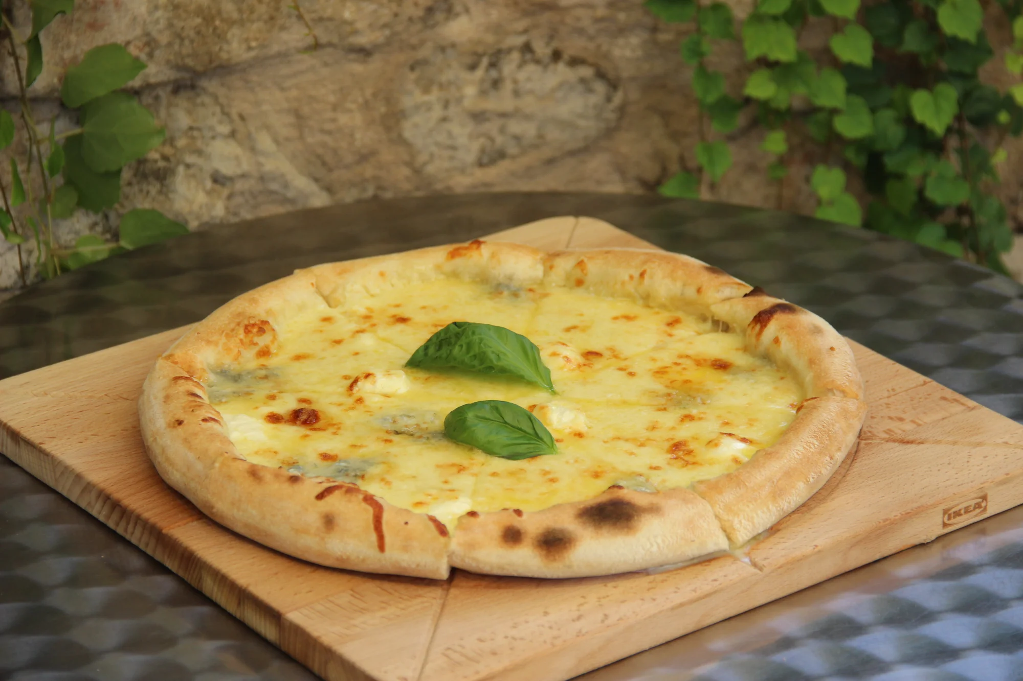 Italská pizza (⌀ 32 cm) dle výběru: sýrová, špenátová, s pancettou i krevetami