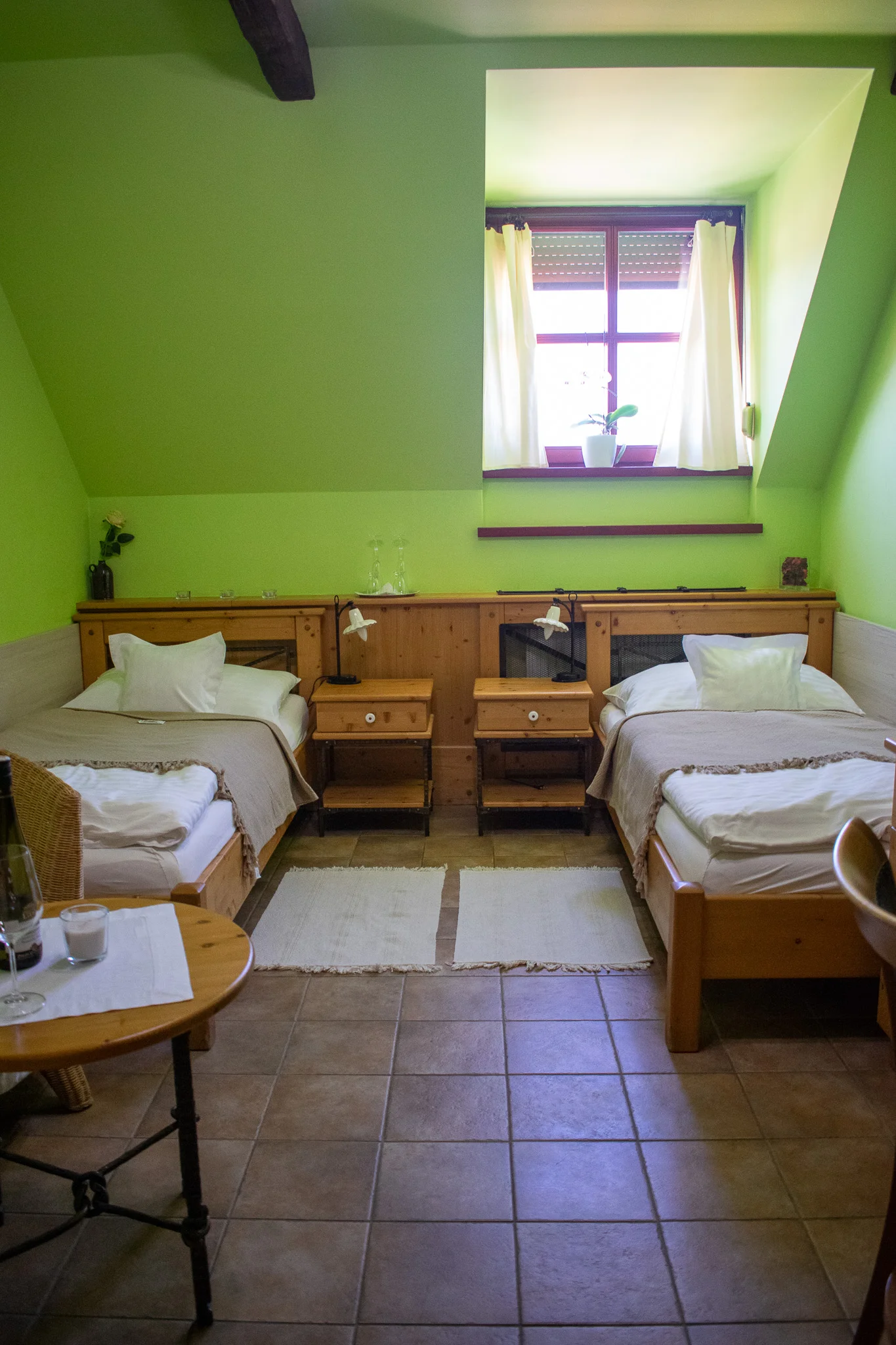 Stylový hotel na jižní Moravě se snídaní, degustační večeří i lahví vína