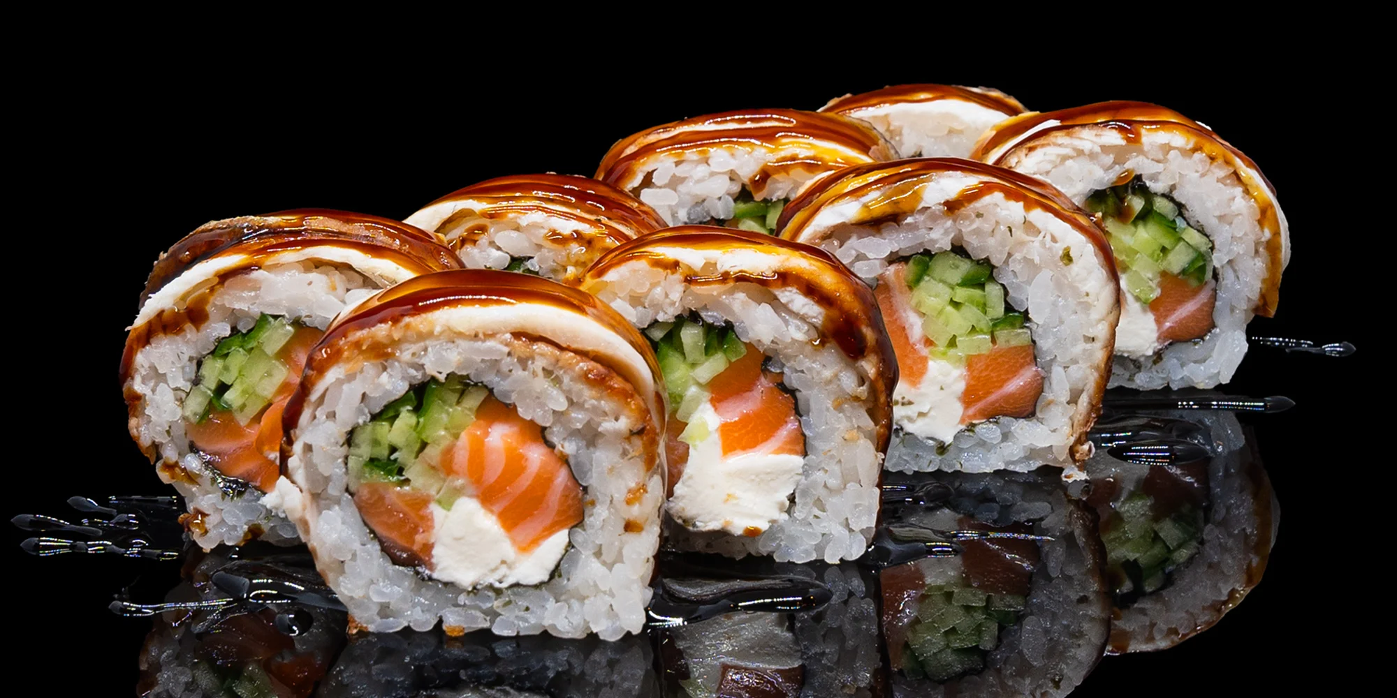 Degustační sushi set: 48 vymazlených rolek s lososem i úhořem v centru Prahy