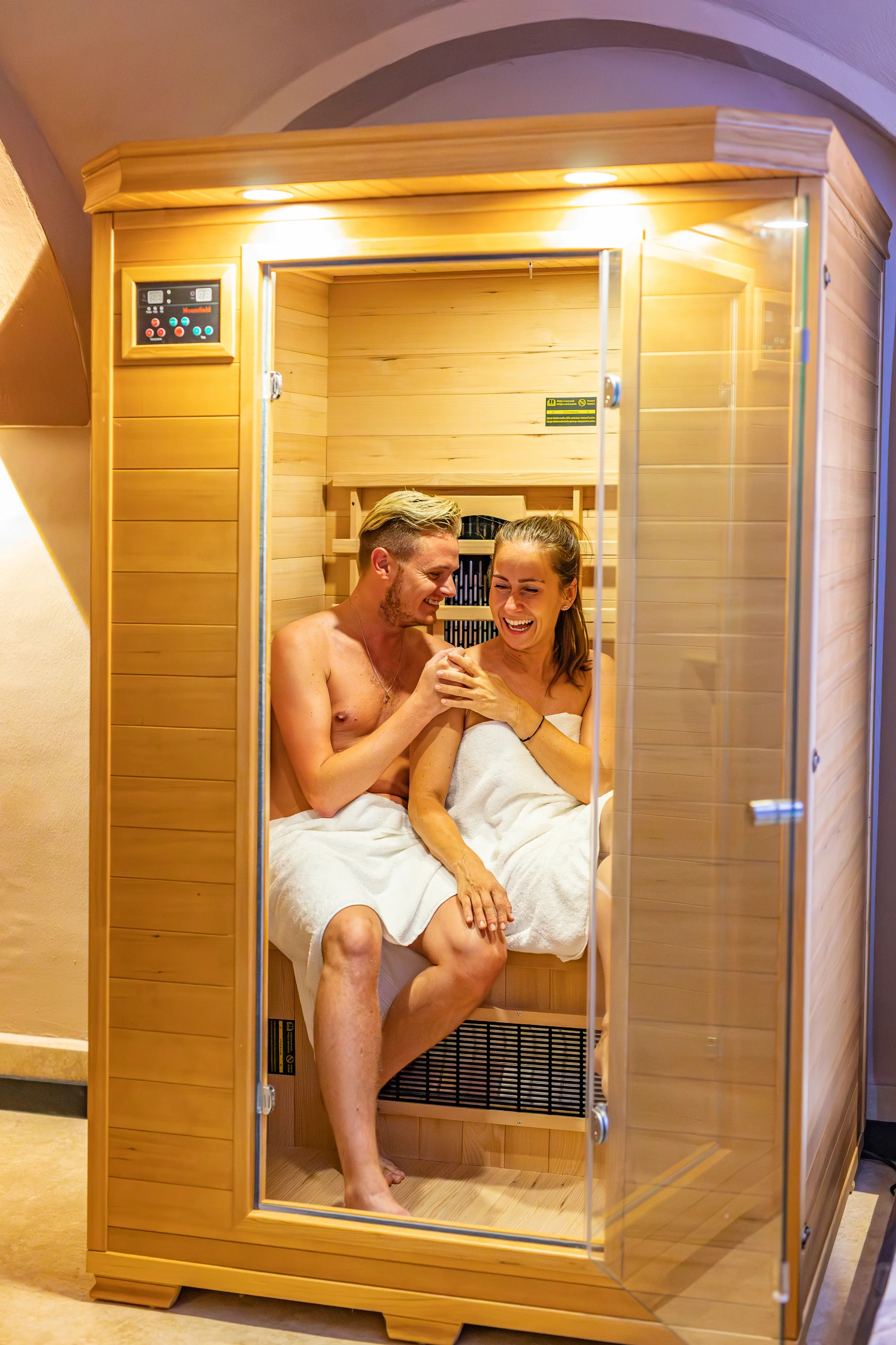 1 noc či pobyt ve wellness apartmánu v centru Znojma: levitující postel, infrasauna i víno