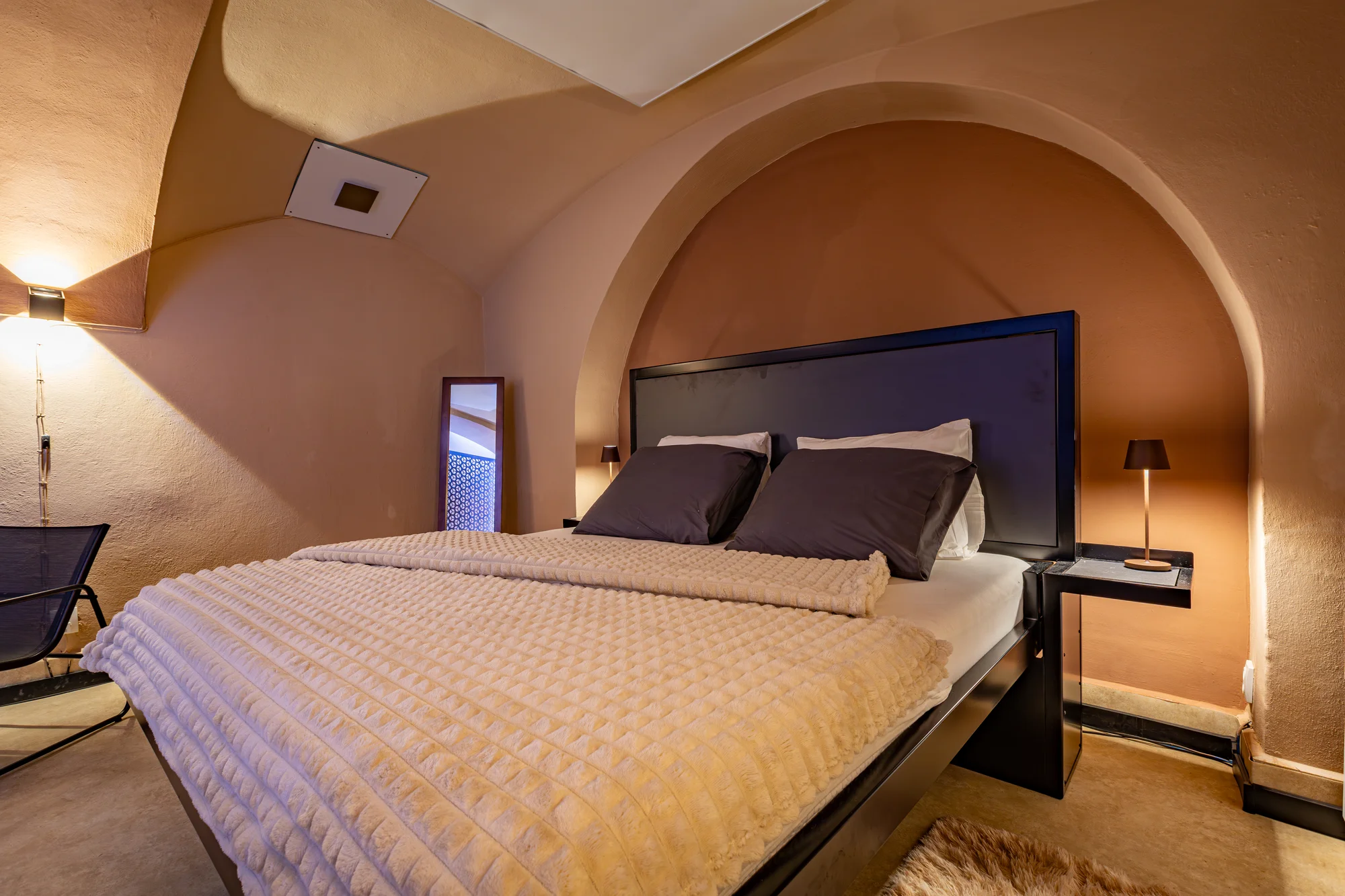 1 noc či pobyt ve wellness apartmánu v centru Znojma: levitující postel, infrasauna i víno
