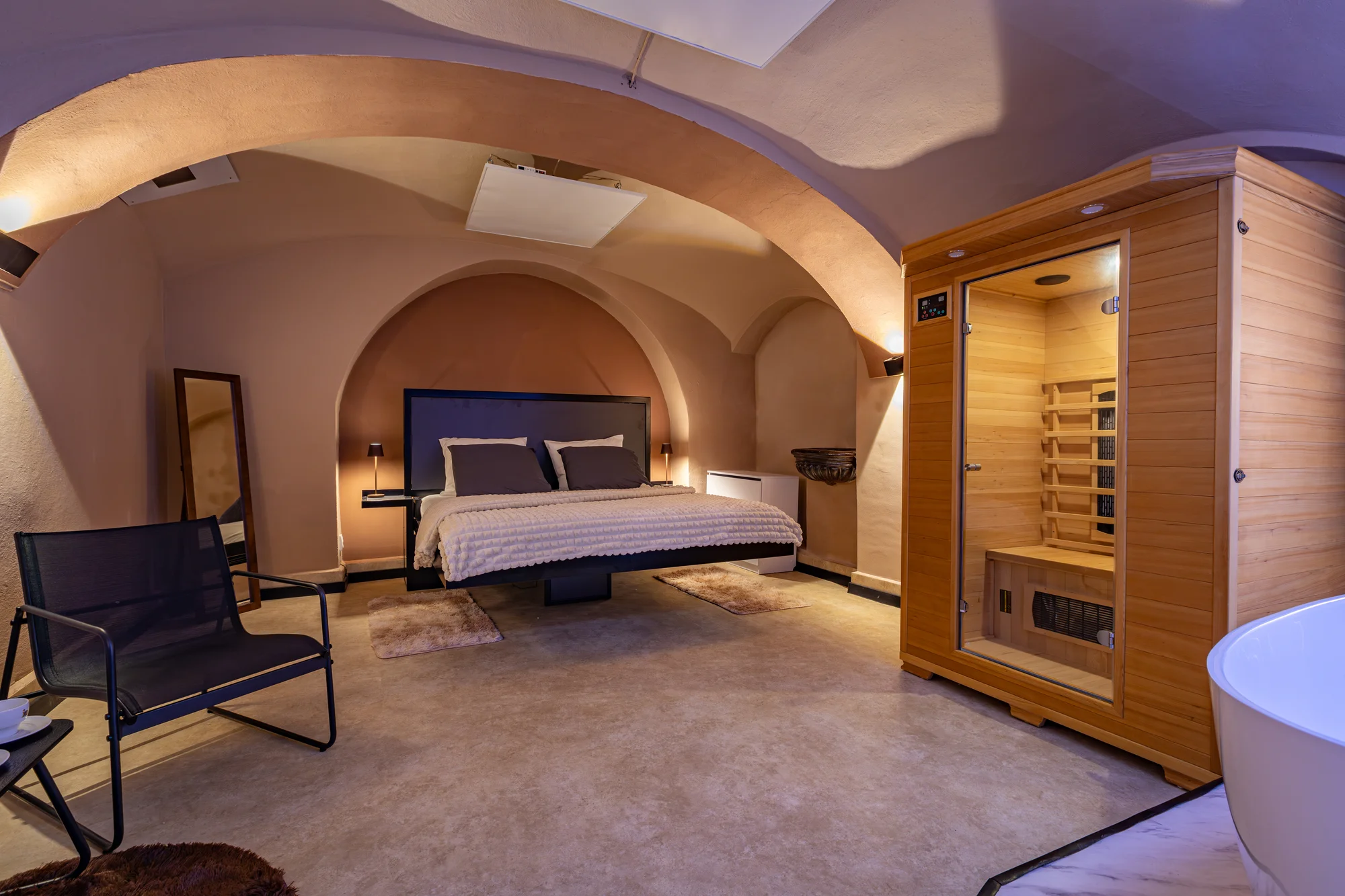1 noc či pobyt ve wellness apartmánu v centru Znojma: levitující postel, infrasauna i víno