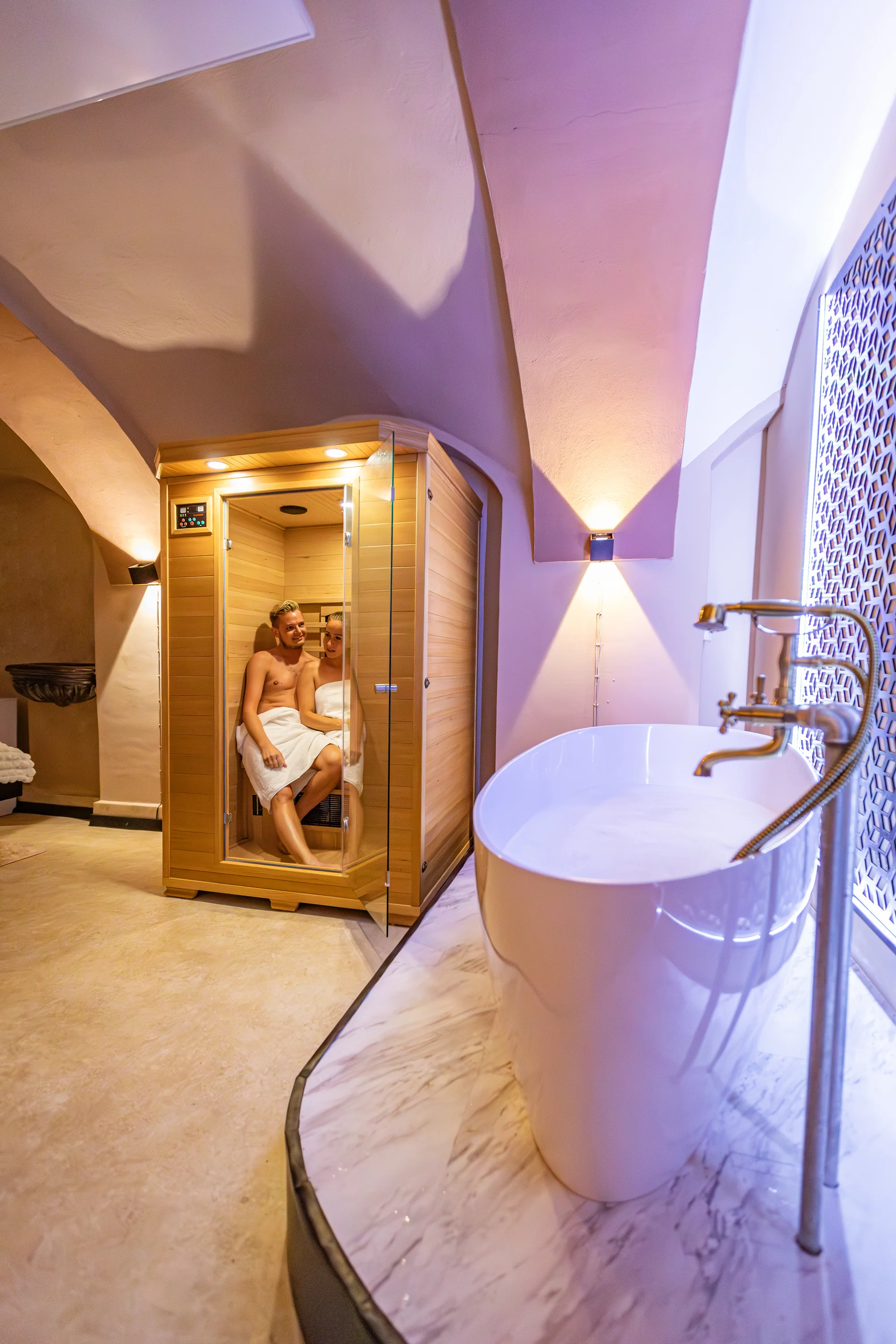 1 noc či pobyt ve wellness apartmánu v centru Znojma: levitující postel, infrasauna i víno