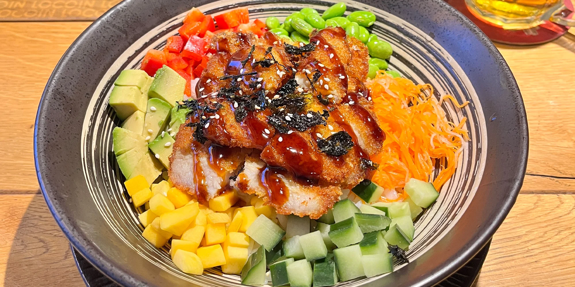 Poke bowl s lososem, krevetami či kuřecím i bez masa pro 1 nebo 2 osoby v Karlíně