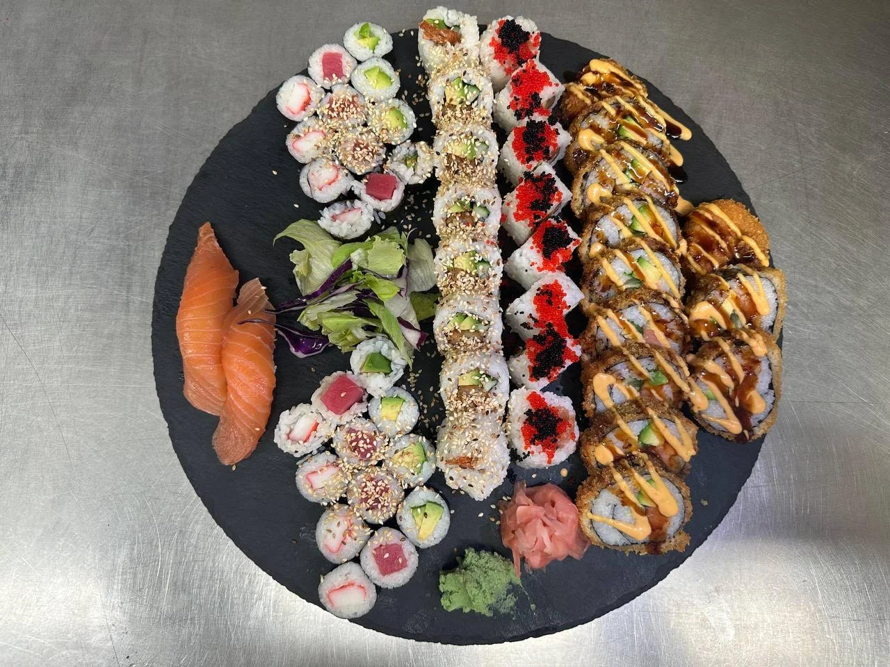 Pestré sety 8–54 kusů sushi s lososem, tuňákem i avokádem či krabem