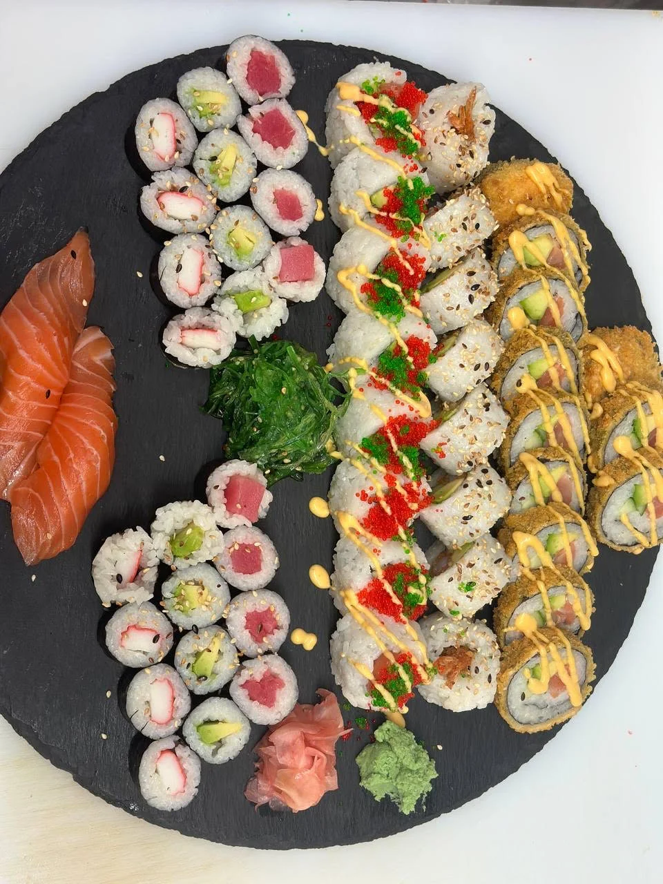 Pestré sety 8–54 kusů sushi s lososem, tuňákem i avokádem či krabem