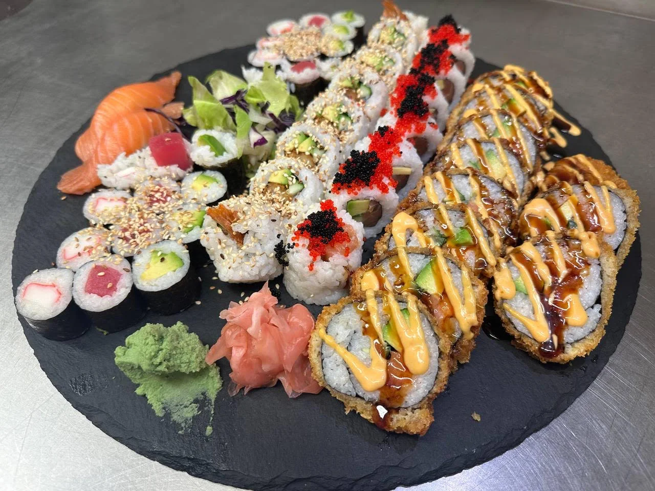 Pestré sety 8–54 kusů sushi s lososem, tuňákem i avokádem či krabem