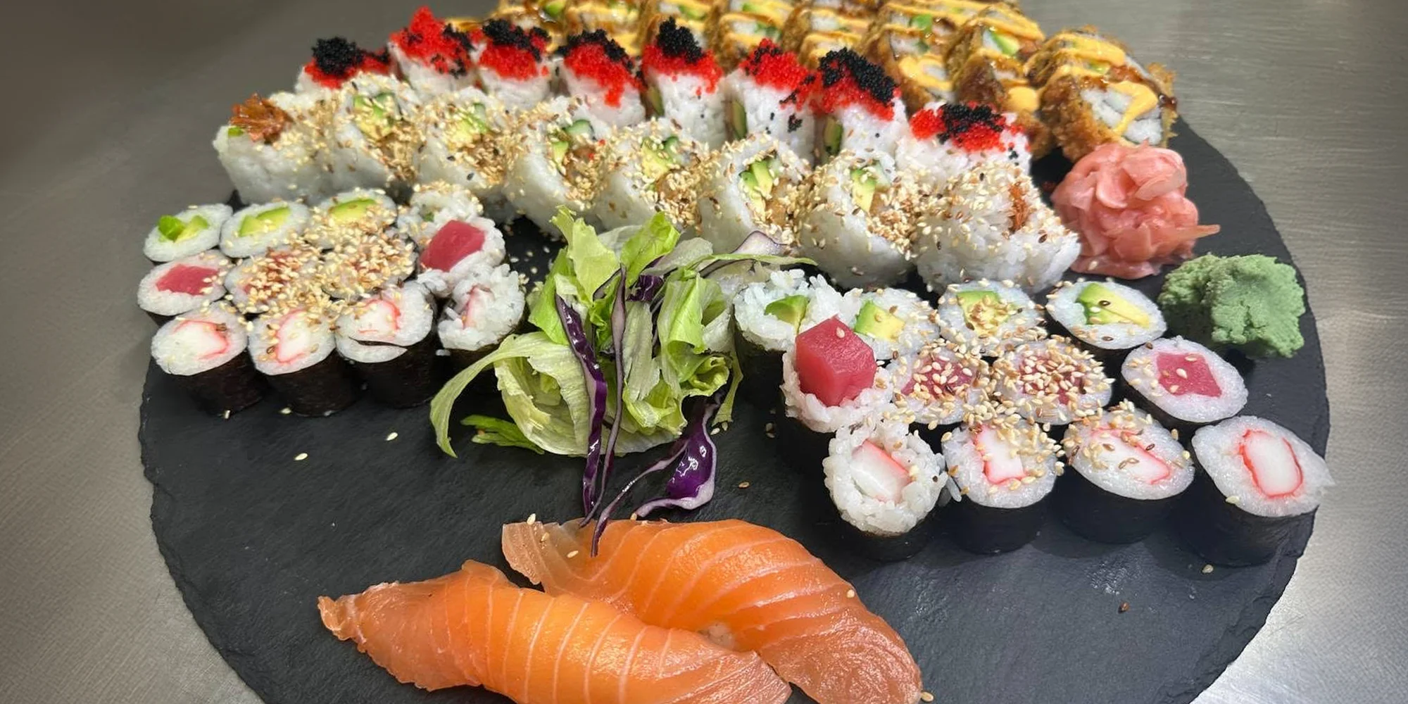 Pestré sety 8–54 kusů sushi s lososem, tuňákem i avokádem či krabem