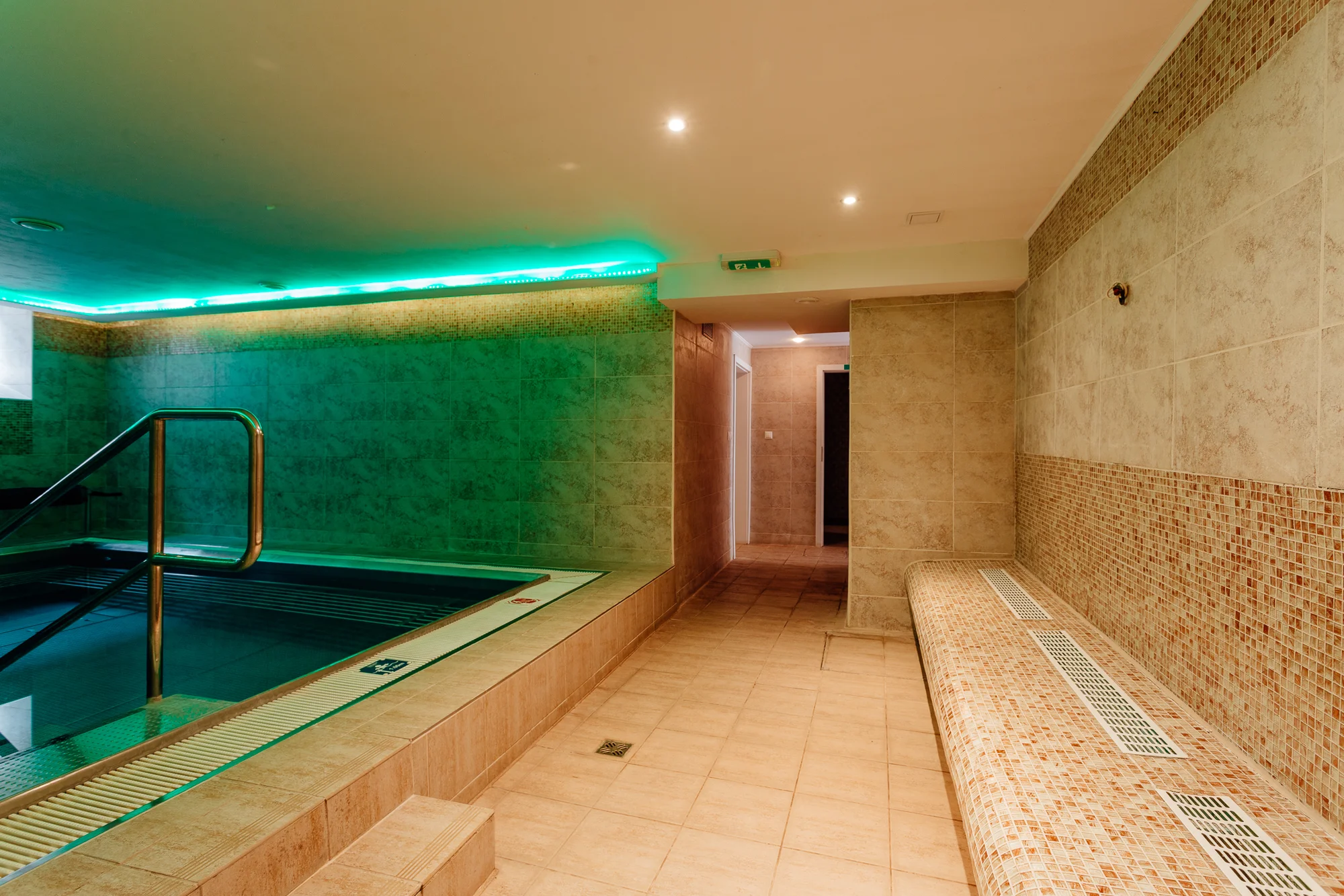 Hotel v obci Heľpa v Nízkých Tatrách: polopenze, hodina bowlingu, výlety i možnost 2hod. wellness