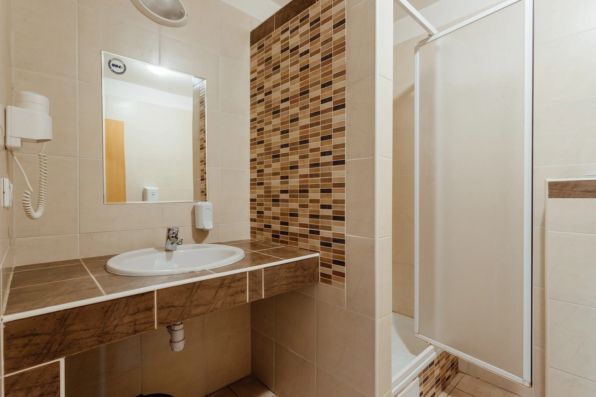 Hotel v obci Heľpa v Nízkých Tatrách: polopenze, hodina bowlingu, výlety i možnost 2hod. wellness