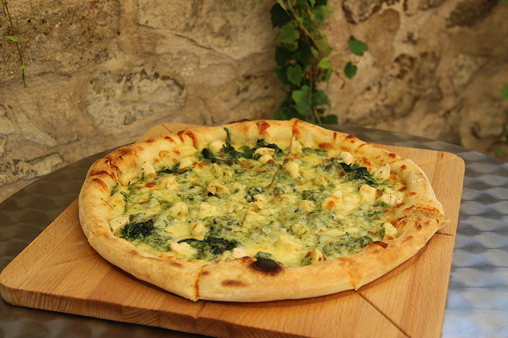 Italská pizza (⌀ 32 cm) dle výběru: sýrová, špenátová, s pancettou i krevetami