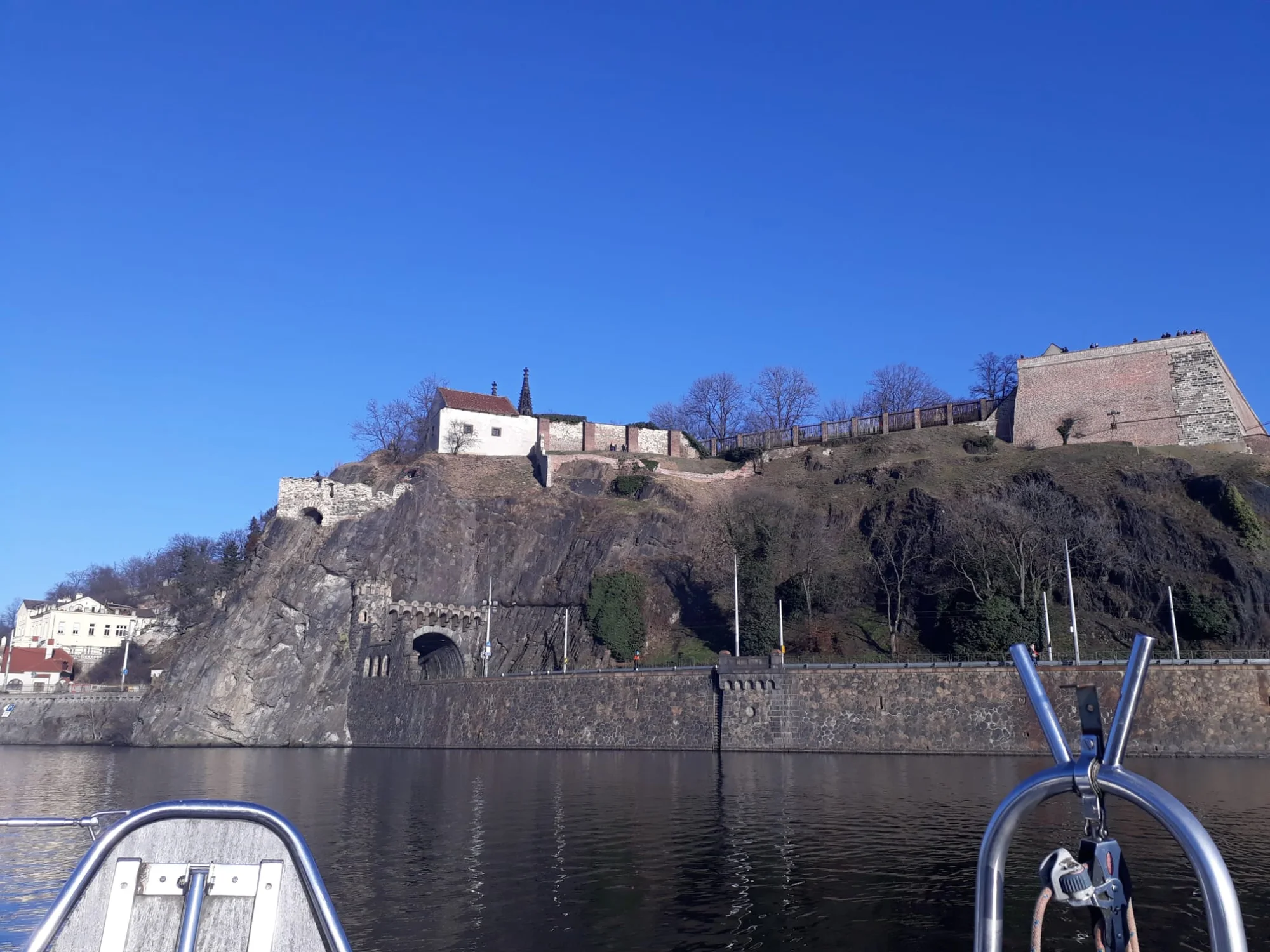 3hod. plavba jachtou s kapitánem v Praze nebo na Orlíku vč. zapůjčení paddleboardů i privátní pronájem