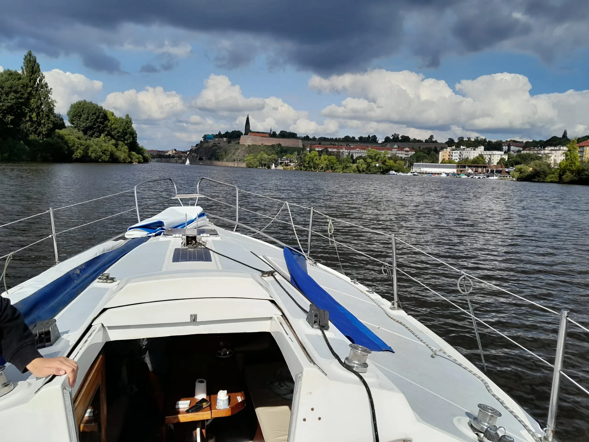 3hod. plavba jachtou s kapitánem v Praze nebo na Orlíku vč. zapůjčení paddleboardů i privátní pronájem