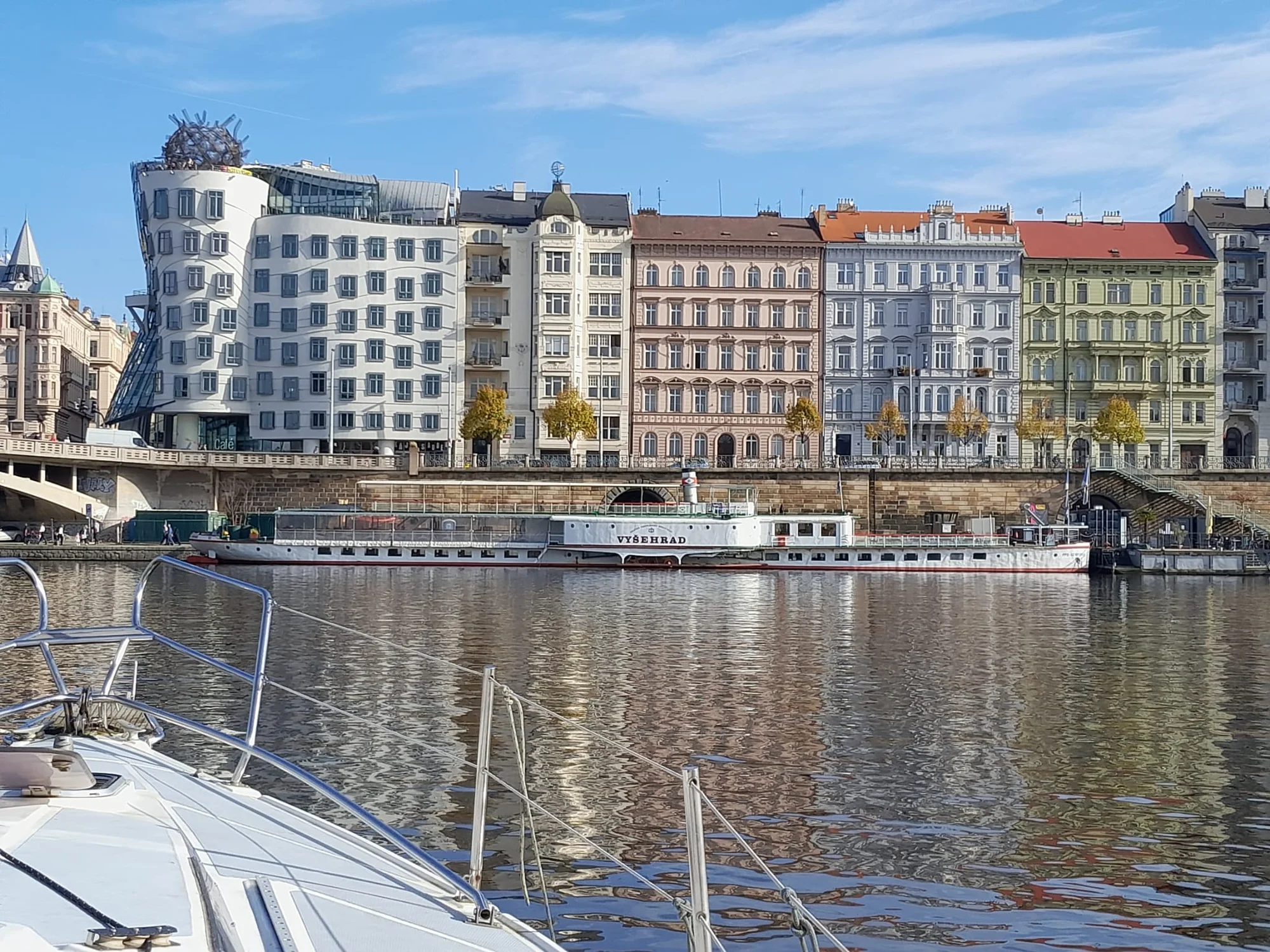 3hod. plavba jachtou s kapitánem v Praze nebo na Orlíku vč. zapůjčení paddleboardů i privátní pronájem