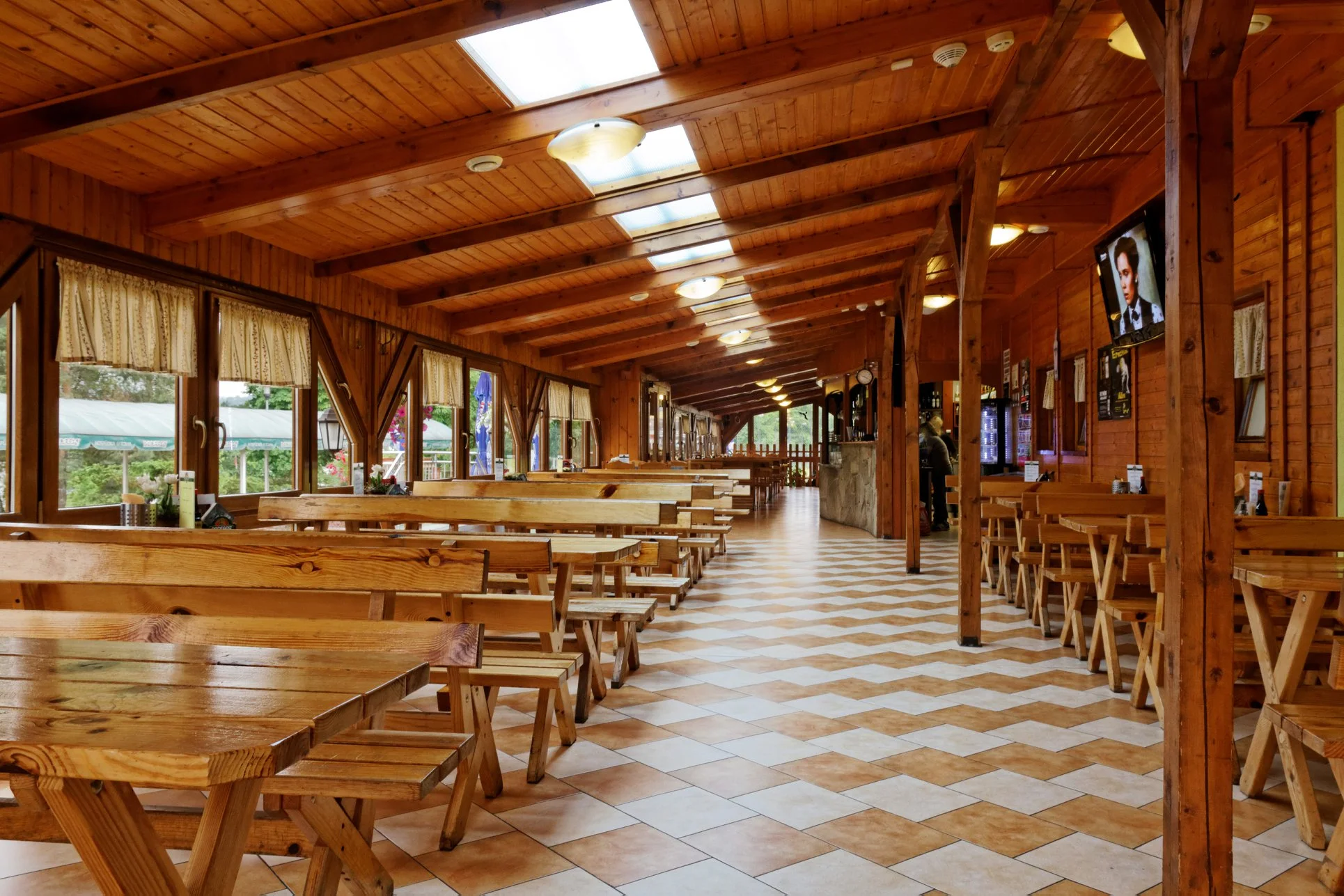 Hodina bowlingu až pro 8 osob a pizza podle výběru nebo 300 g kuřecích řízečků