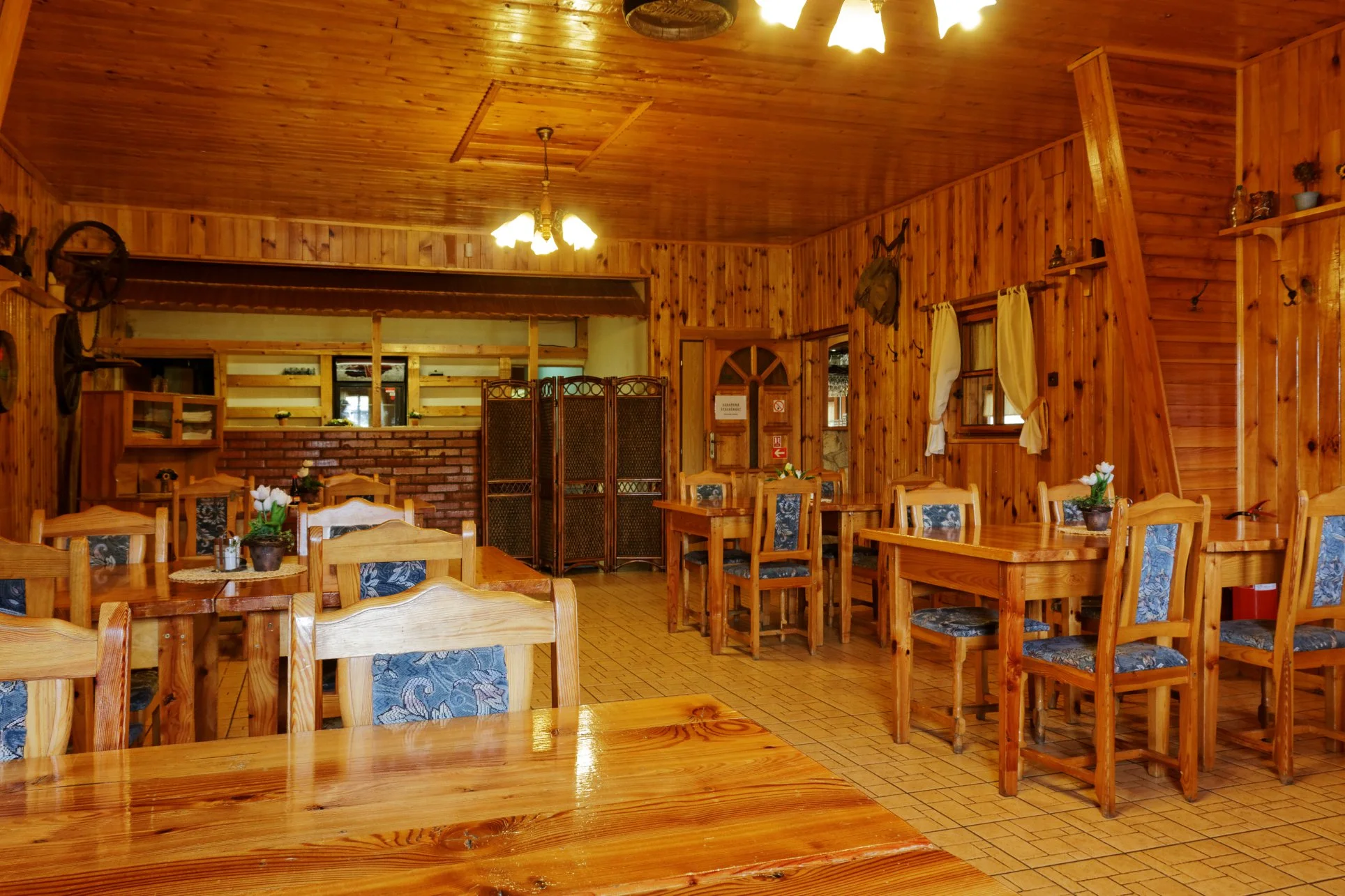 Hodina bowlingu až pro 8 osob a pizza podle výběru nebo 300 g kuřecích řízečků