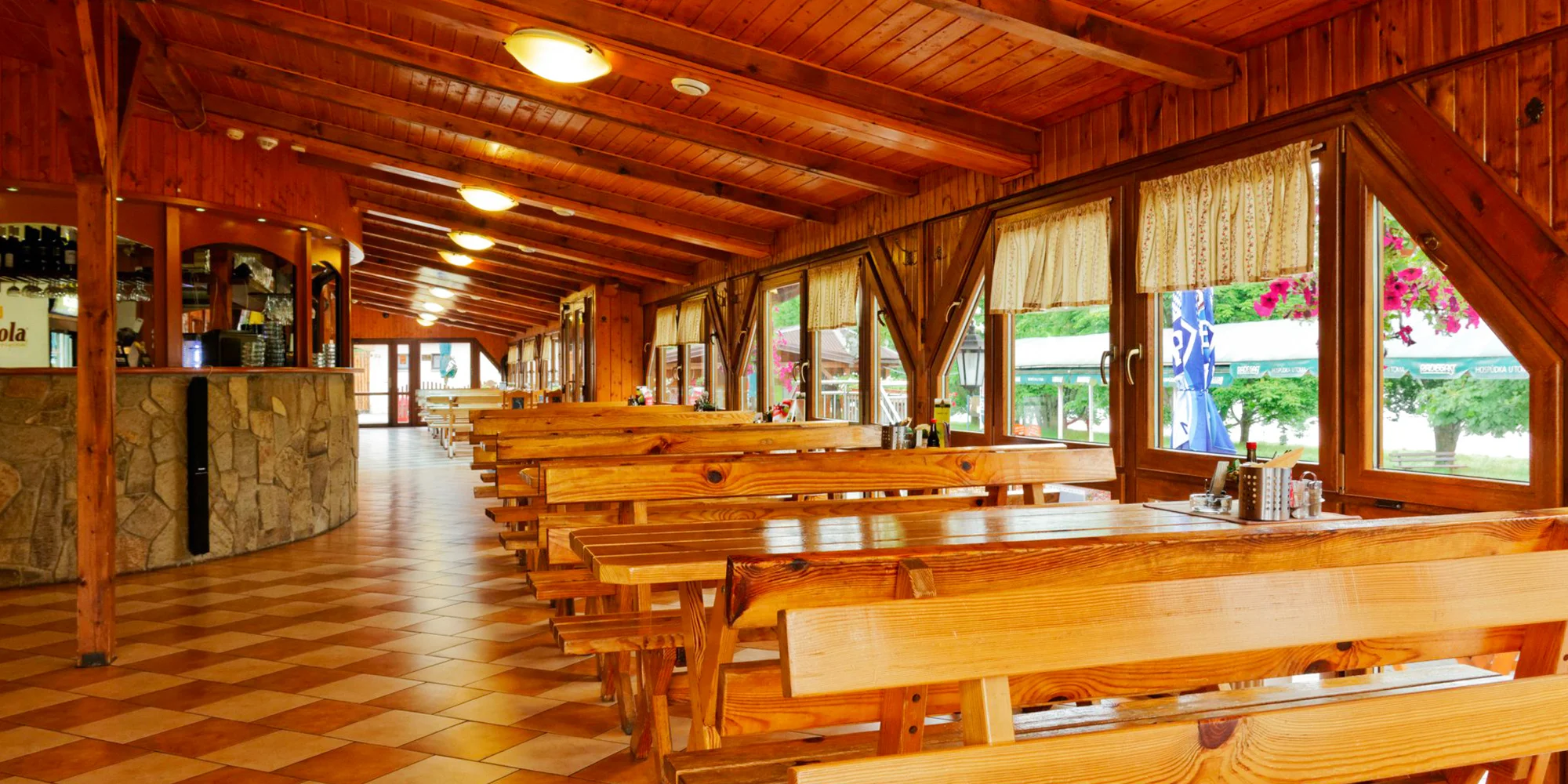 Hodina bowlingu až pro 8 osob a pizza podle výběru nebo 300 g kuřecích řízečků