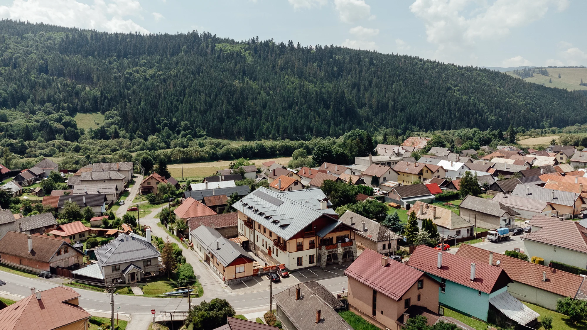 Hotel v obci Heľpa v Nízkých Tatrách: polopenze, hodina bowlingu, výlety i možnost 2hod. wellness