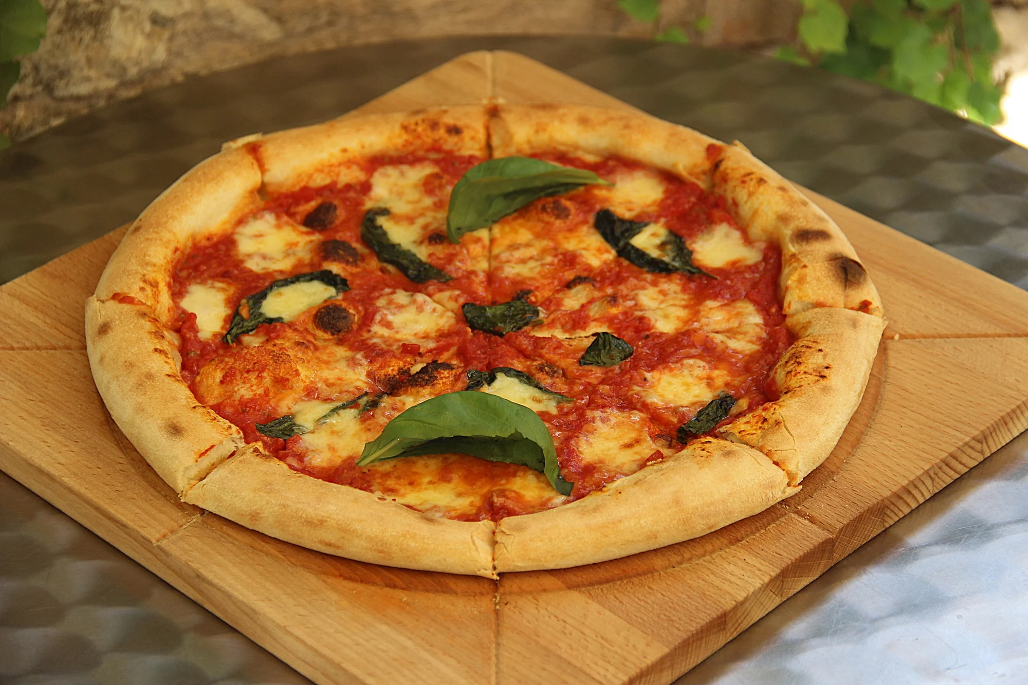 Italská pizza (⌀ 32 cm) dle výběru: sýrová, špenátová, s pancettou i krevetami