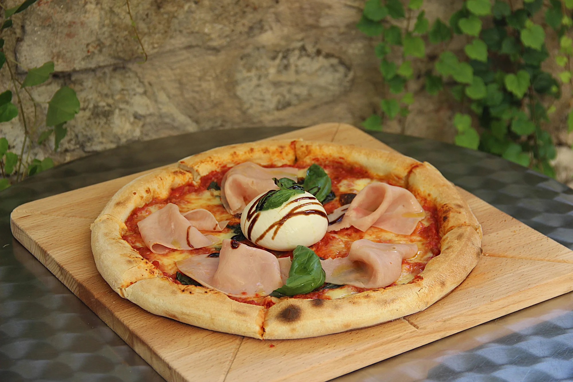 Italská pizza (⌀ 32 cm) dle výběru: sýrová, špenátová, s pancettou i krevetami