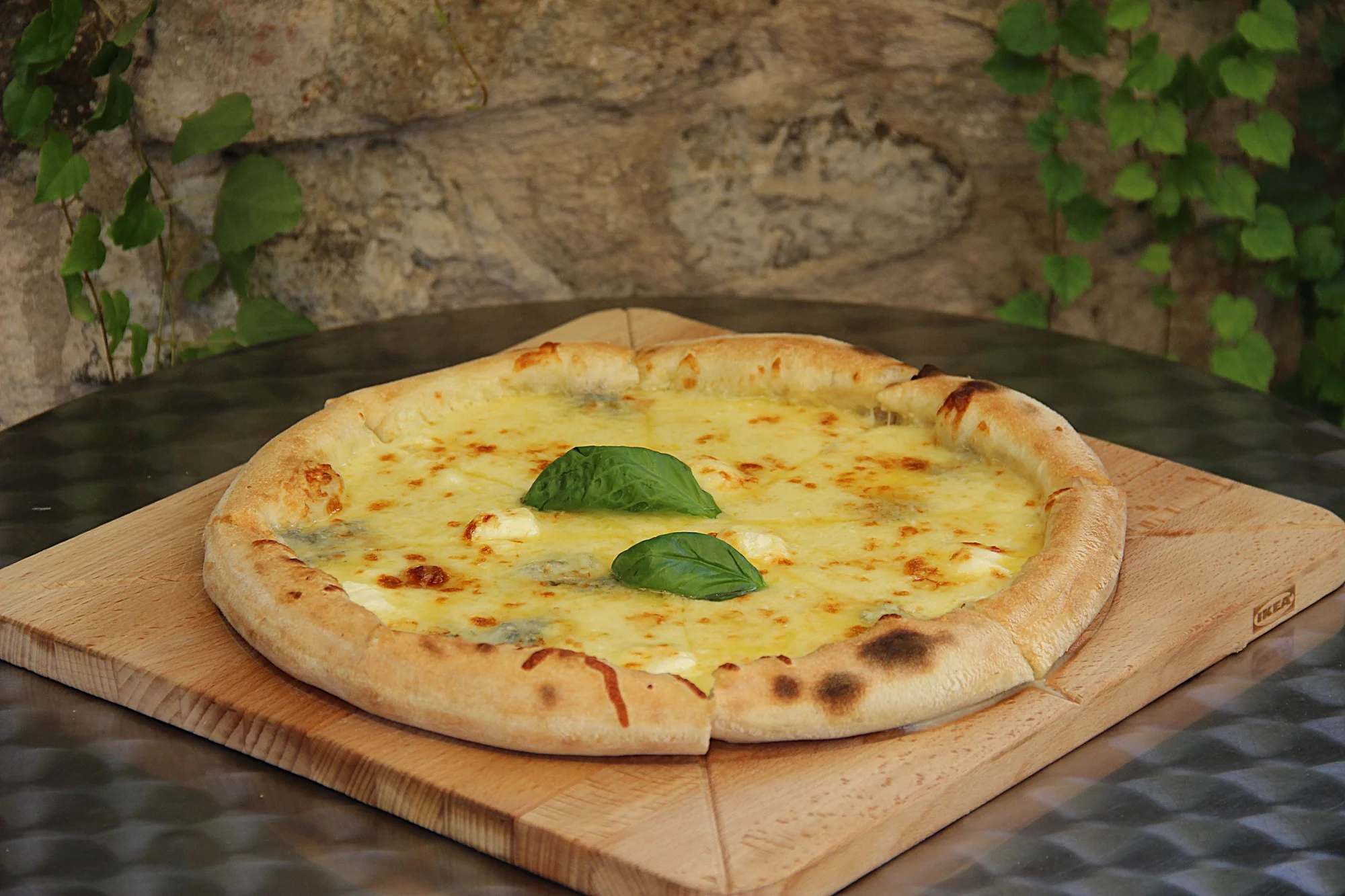 Italská pizza (⌀ 32 cm) dle výběru: sýrová, špenátová, s pancettou i krevetami