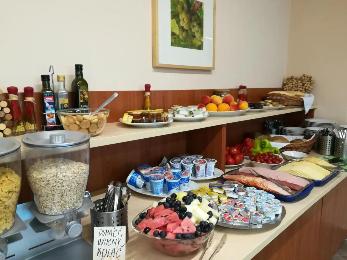 Za pohodou a vínem do Valtic: pobyt se snídaní v pokoji s vířivkou i s degustací ve sklípku