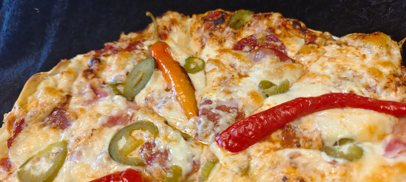 Maxi pizza o průměru 60 cm: sýrová, se šunkou nebo slaninová s kozími rohy