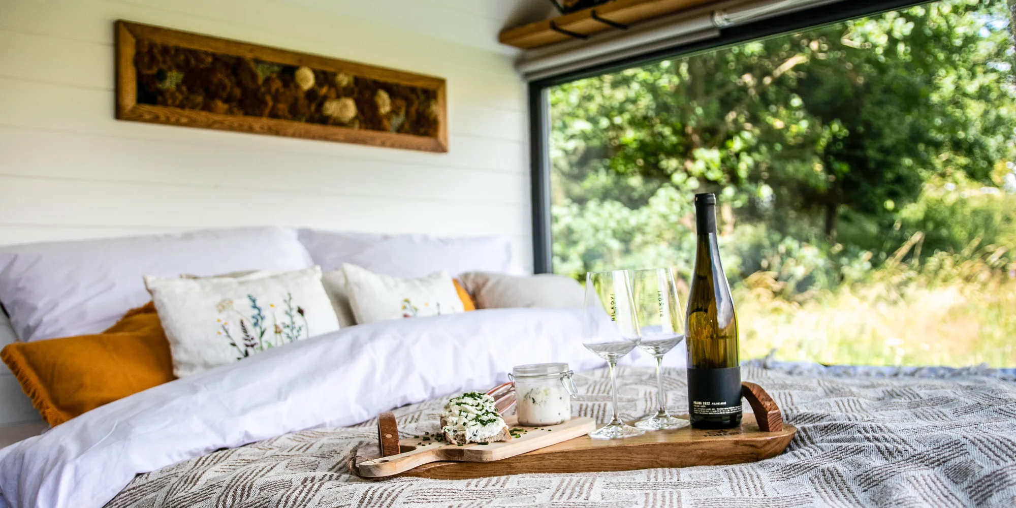 Nádherný tiny house v Jizerkách: koupelna, vybavená kuchyně, snídaňová bedýnka, terasa a klid