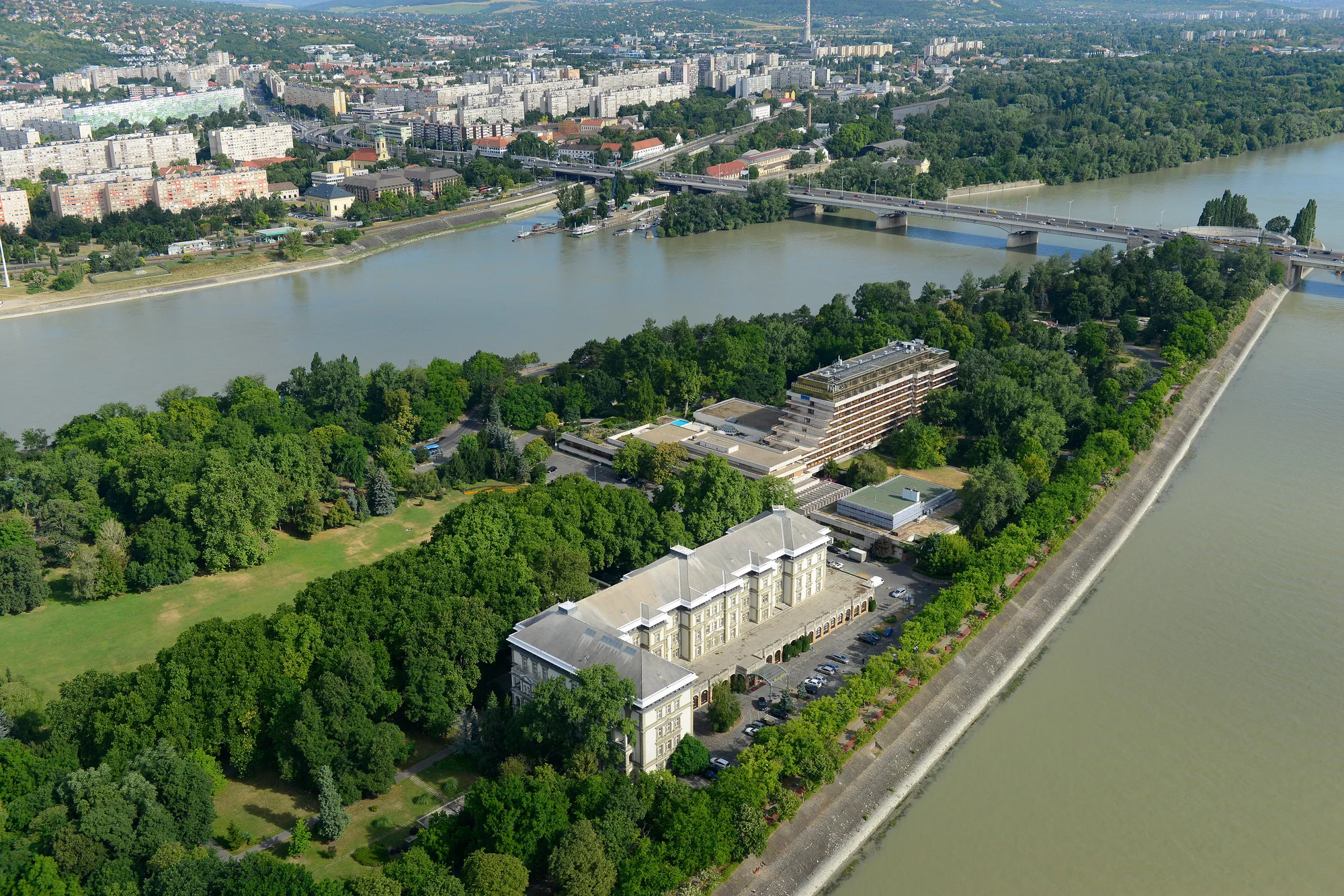 Luxusní wellness v Budapešti: špičkový spa hotel na Markétině ostrově, termální lázně i polopenze