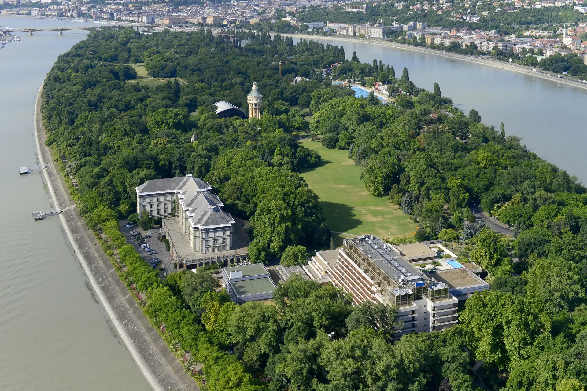 Luxusní wellness v Budapešti: špičkový spa hotel na Markétině ostrově, termální lázně i polopenze