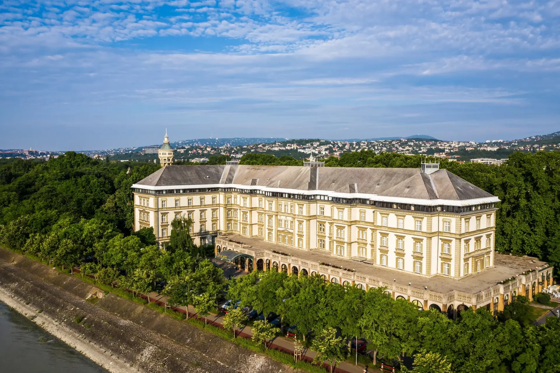 Luxusní wellness v Budapešti: špičkový spa hotel na Markétině ostrově, termální lázně i polopenze